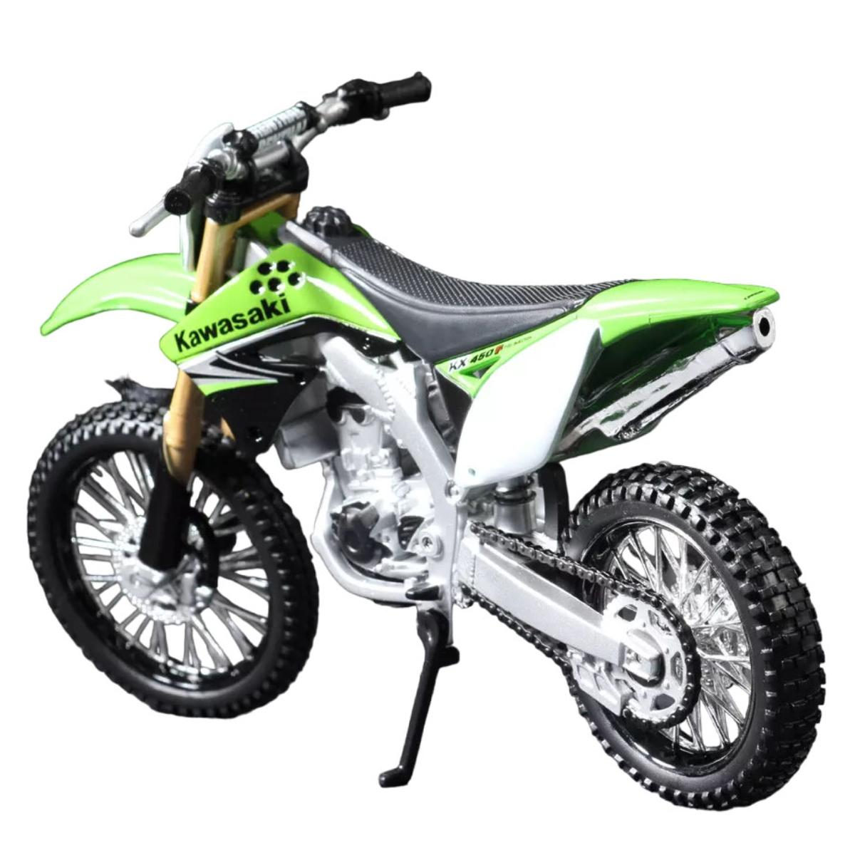 Grünes und schwarzes Kawasaki-Motorradspielzeug auf weißem Hintergrund, mit detaillierten Rädern und Motorteilen.
