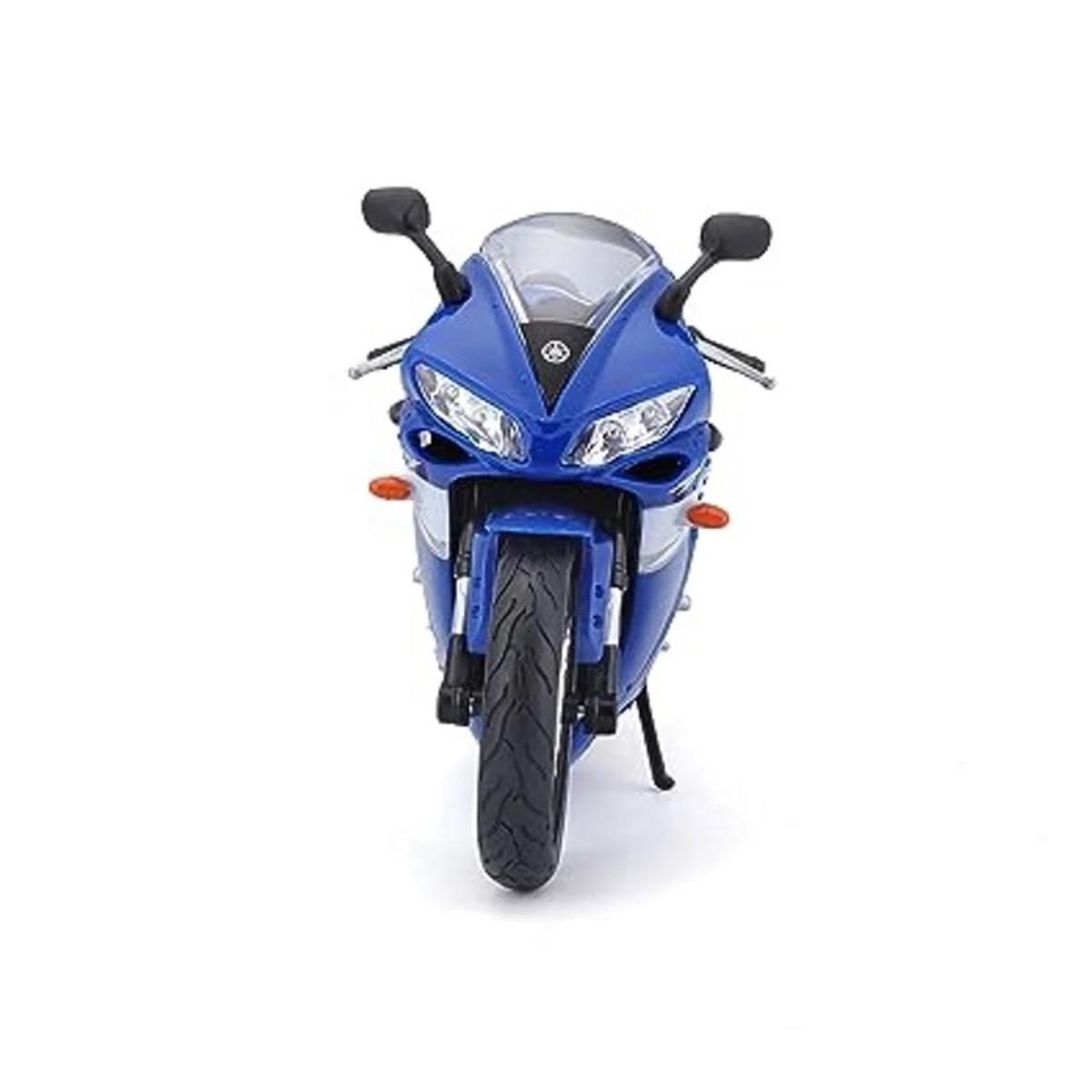 Blaues Yamaha Motorrad Spielzeug. Vorderansicht auf weißem Hintergrund.
