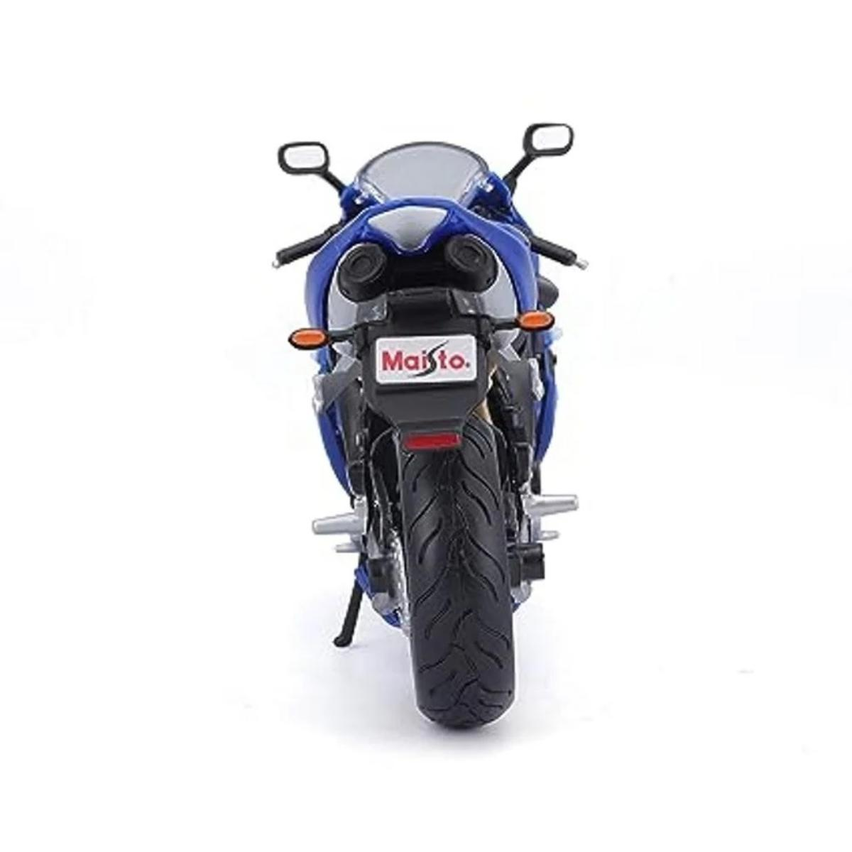 Ein blau-silbernes Motorrad. Die Rückansicht wird gezeigt. Das Motorrad hat einen schwarzen Reifen und ein Kennzeichen.