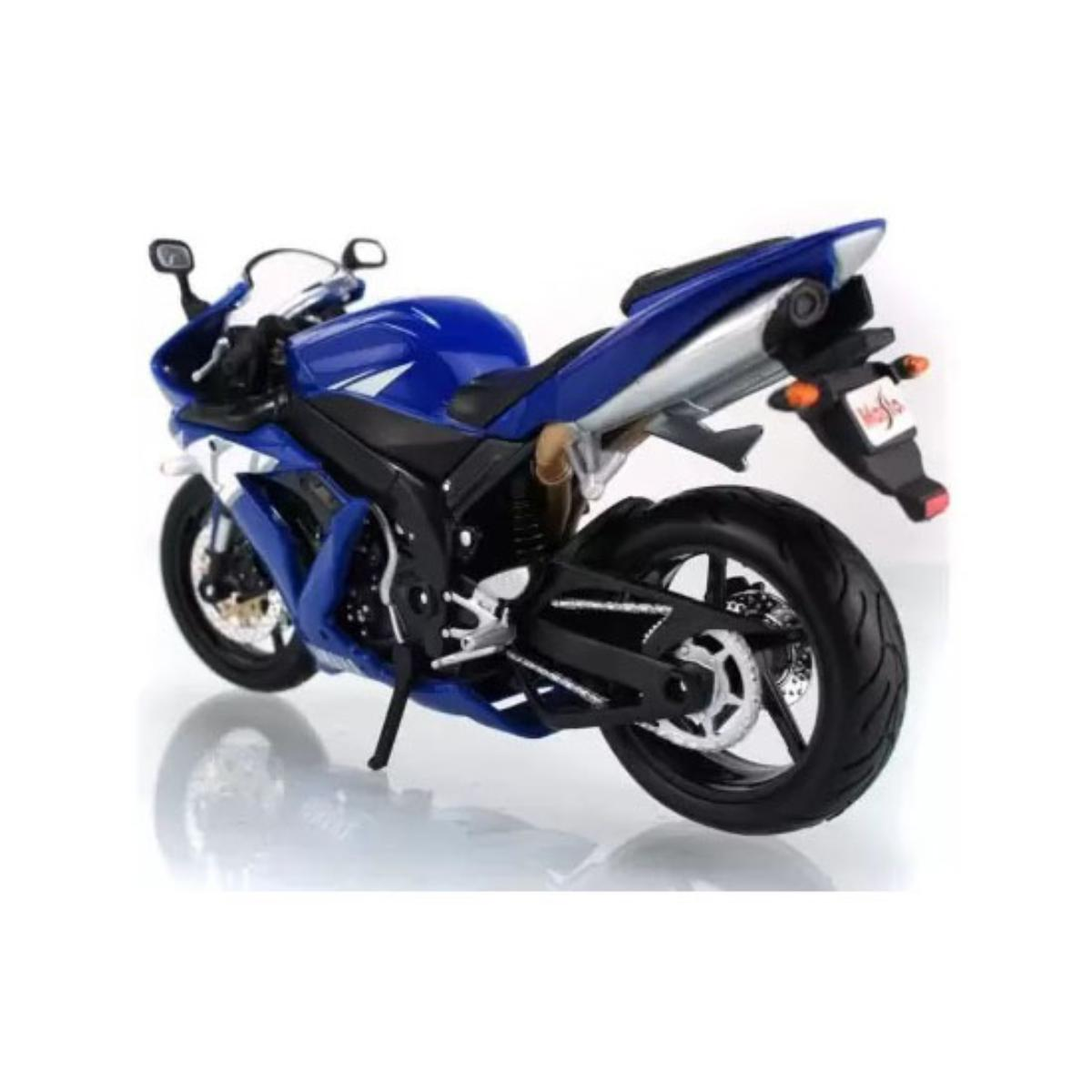 Ein blaues Motorradmodell auf einer weißen Oberfläche. Es hat ein glänzendes Finish.