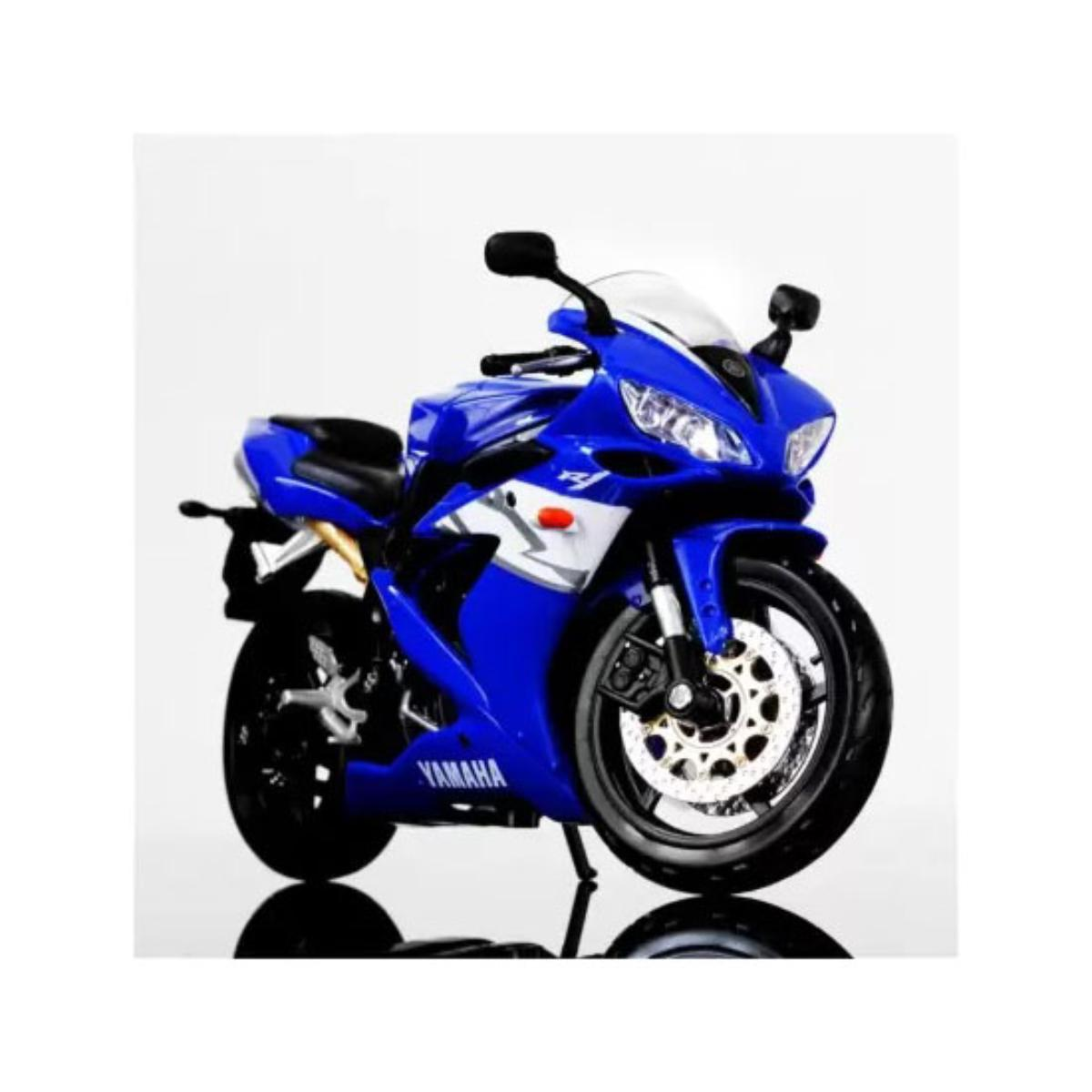 Ein blaues und schwarzes Yamaha-Motorrad auf weißem Hintergrund. Vorderansicht.
