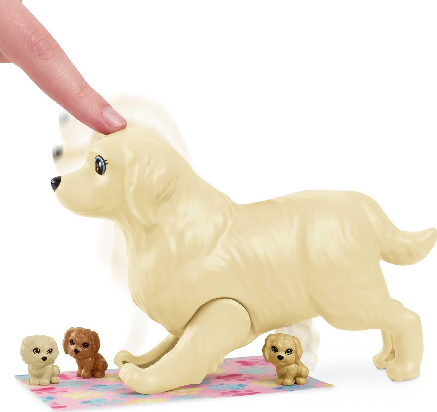 Ein Barbie-Puppe-Haustierhund und Welpen werden gezeigt, wobei ein Finger den Hund berührt.