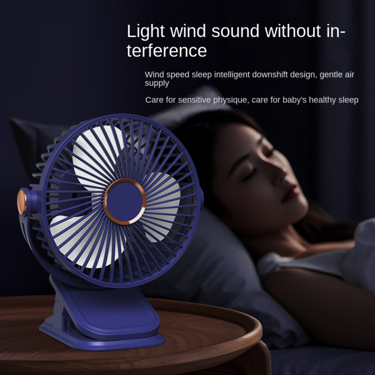 Ein dunkelblauer Ventilator auf einem Tisch neben einer Frau im Bett.