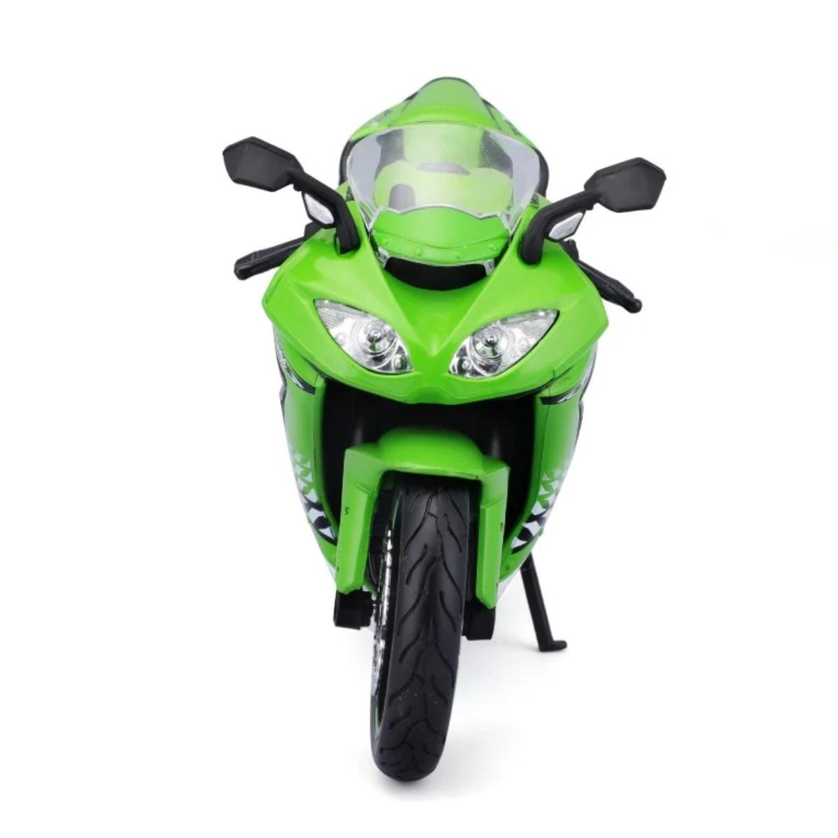 Grünes Spielzeugmotorrad auf weißer Oberfläche, Vorderansicht.