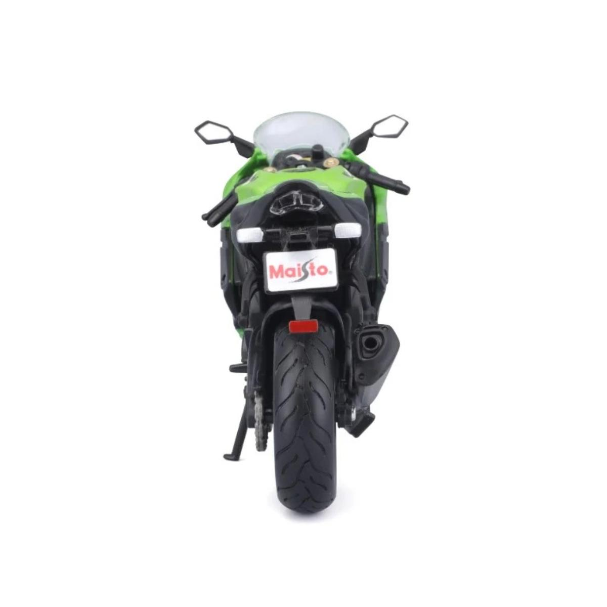 Rückansicht eines grünen Motorrads mit weißem Nummernschild.