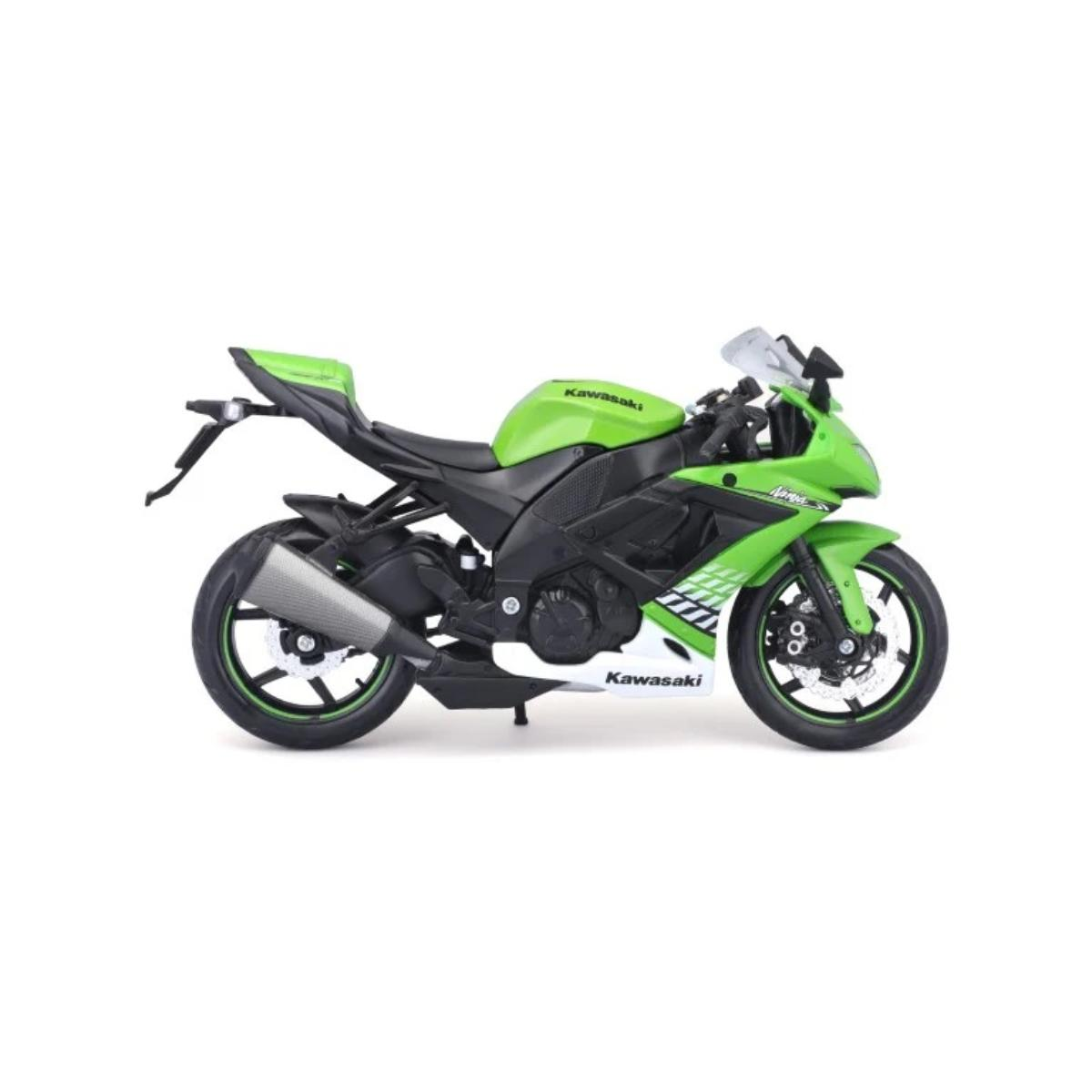 Grünes und schwarzes Spielzeugmotorrad. Weißer Hintergrund.