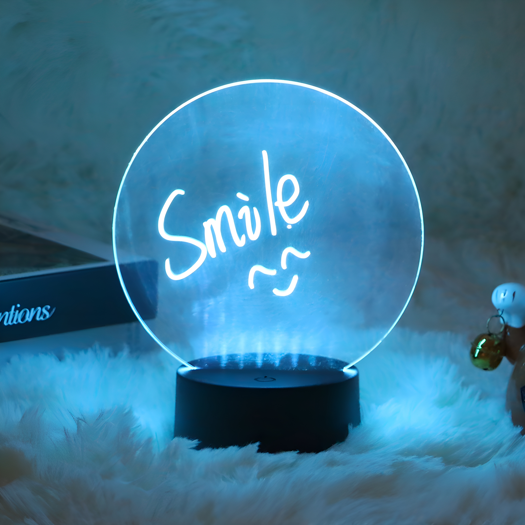 Ein beleuchtetes Schild mit der Aufschrift "Smile" mit blauem Glanz, auf weißem Fell.