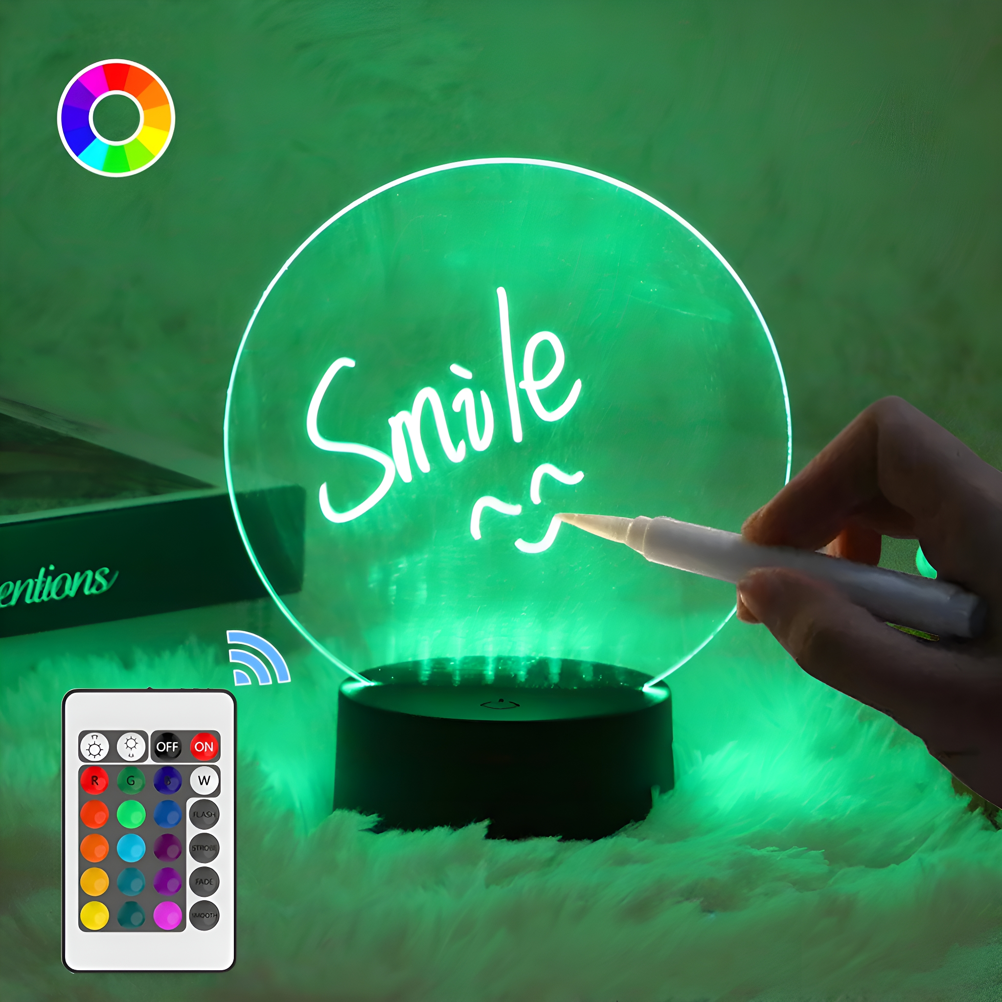 Grünes Neon-Acrylschild mit dem Wort „Smile“, eine Hand hält einen weißen Stift, mit Fernbedienung.