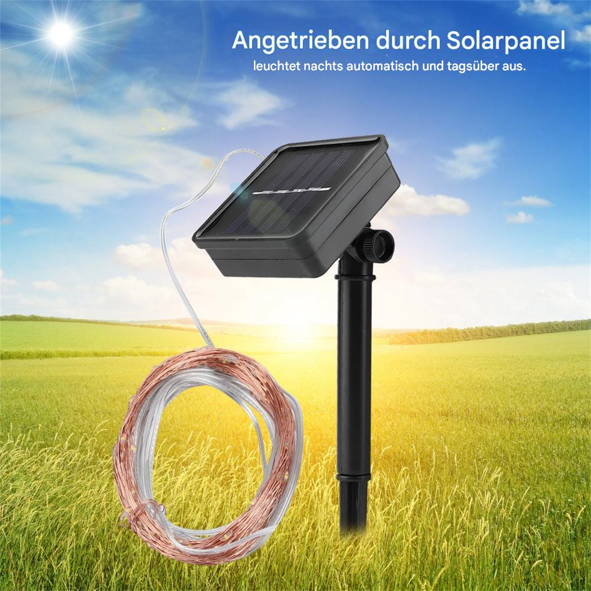 Solarpanel mit Lichterketten auf einem Feld, blauer Himmel und Sonne im Hintergrund.