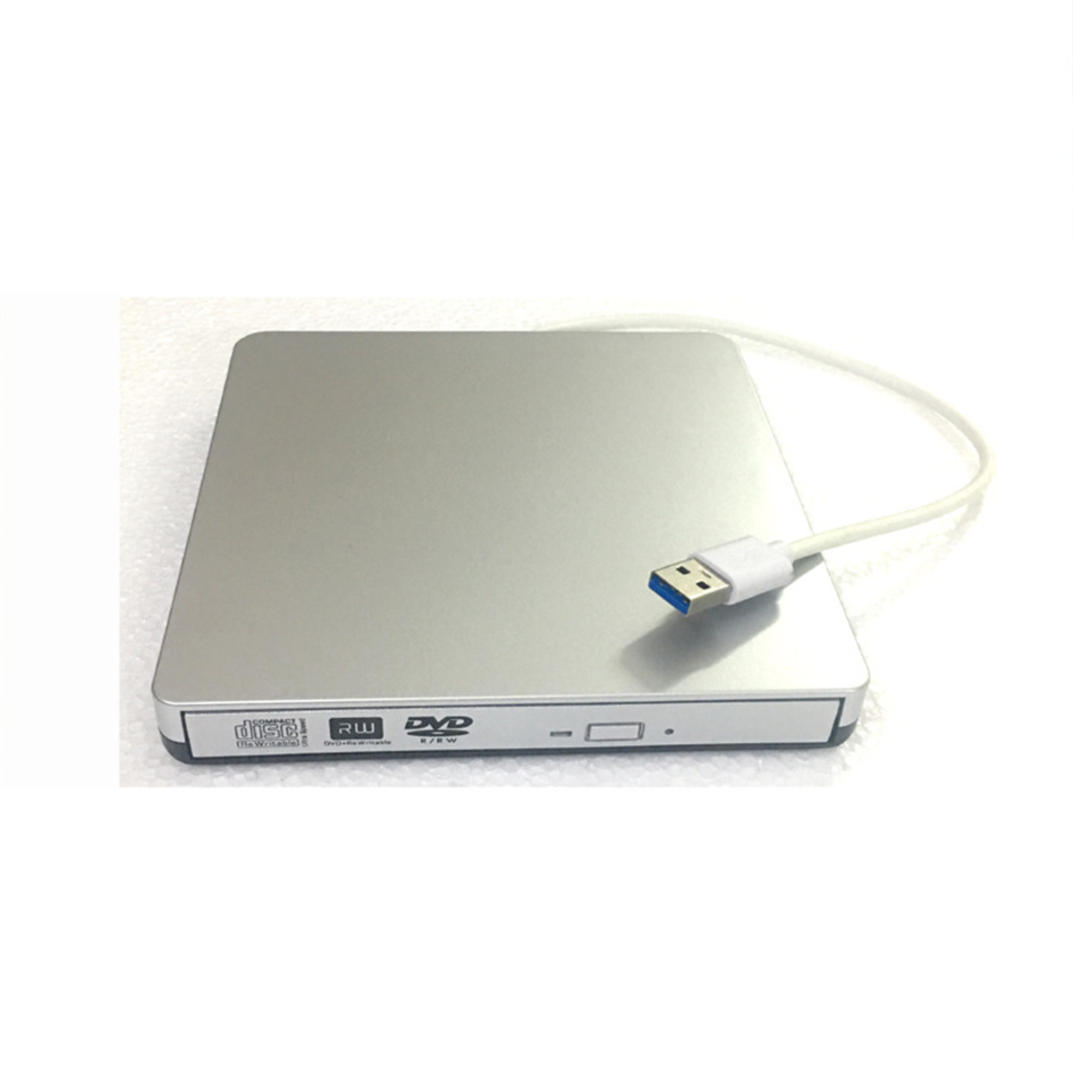 Ein silbernes, rechteckiges externes DVD-Laufwerk mit angeschlossenem weißem USB-Kabel.