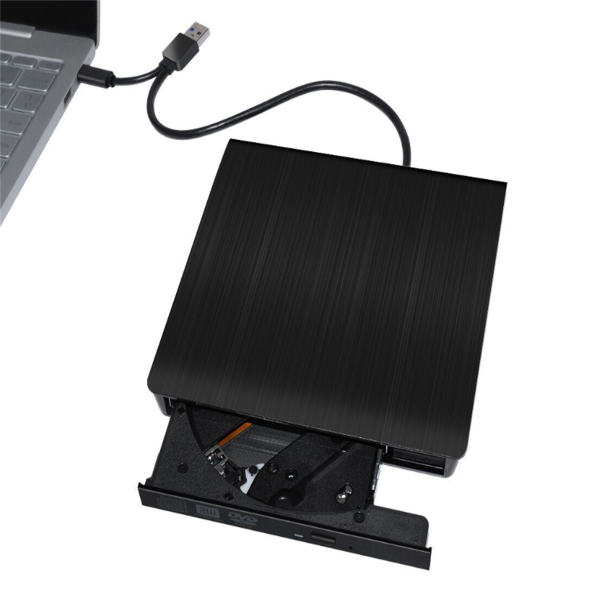 Schwarzes DVD-Laufwerk, über USB an einen Laptop angeschlossen, das Fach ist offen.