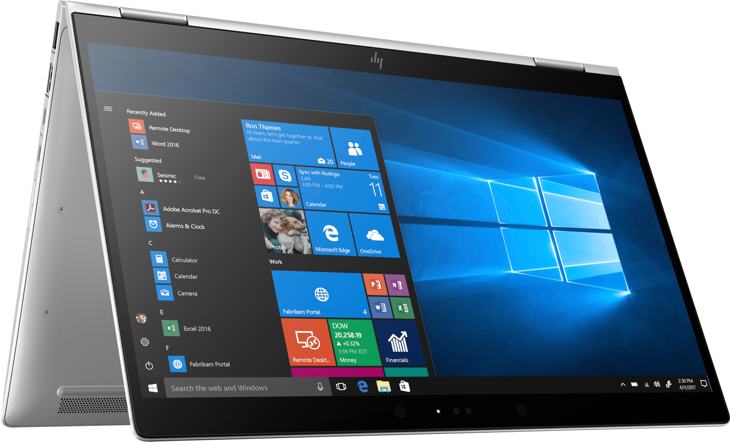 Silberner Laptop mit geöffnetem Display. Windows-Oberfläche sichtbar, Symbole auf dem Bildschirm.