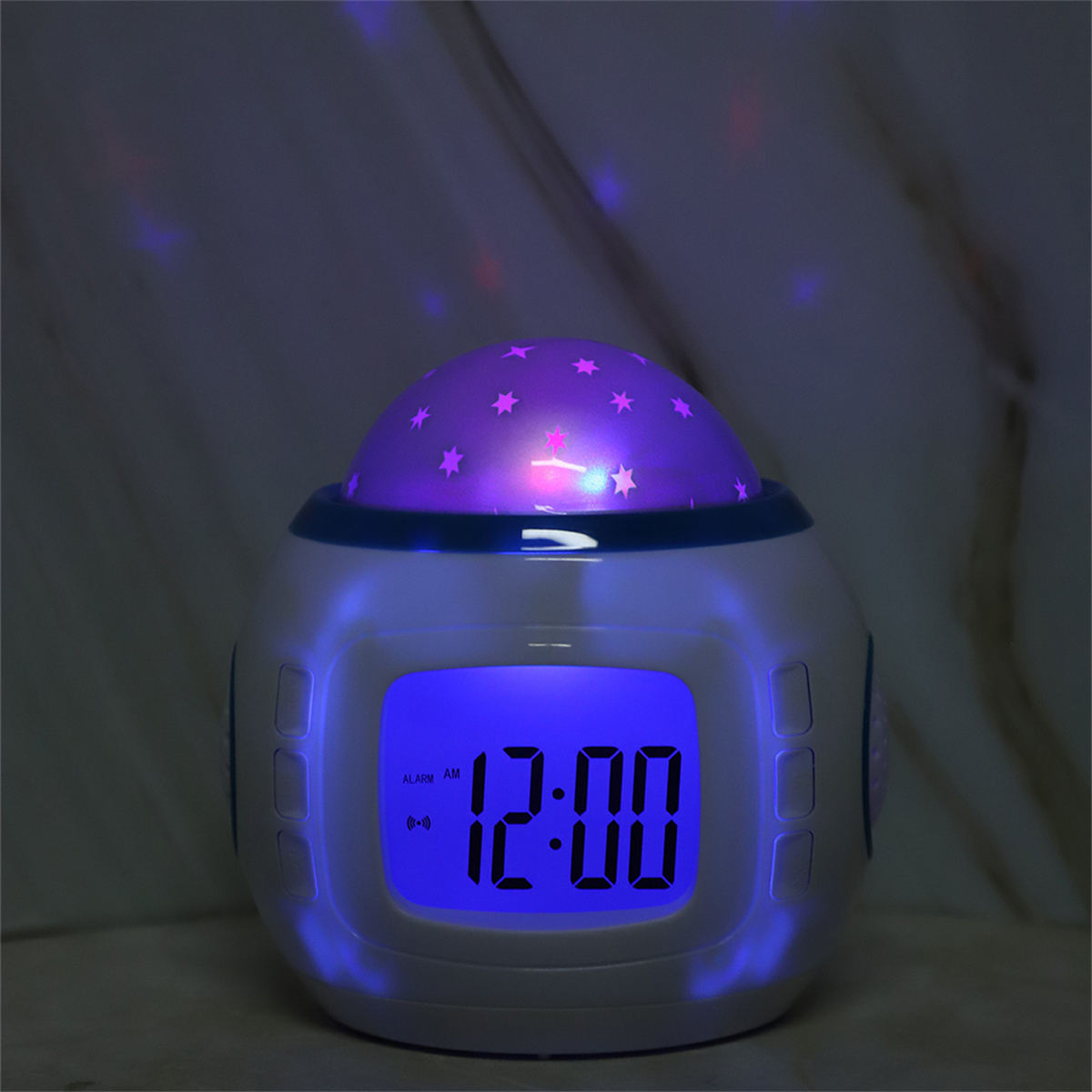Digitaluhr mit Sternenprojektor. Zeigt 12:00 auf dem Bildschirm. Die Uhr ist weiß.