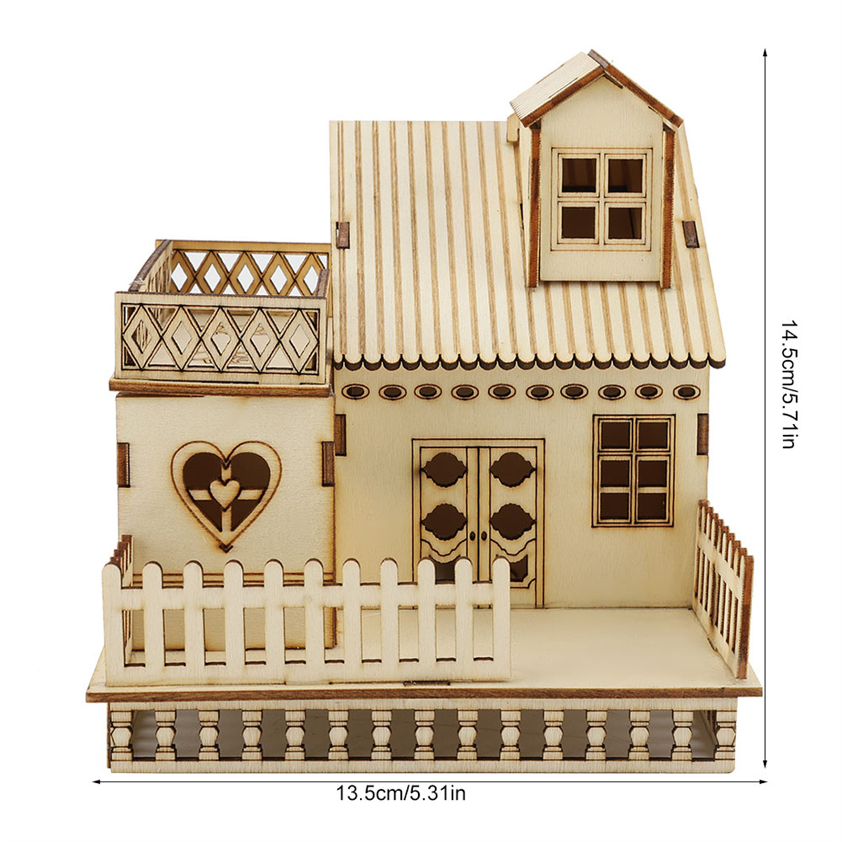 Ein Holzmodellhaus mit Balkon, zwei Etagen und einem herzförmigen Ausschnitt.