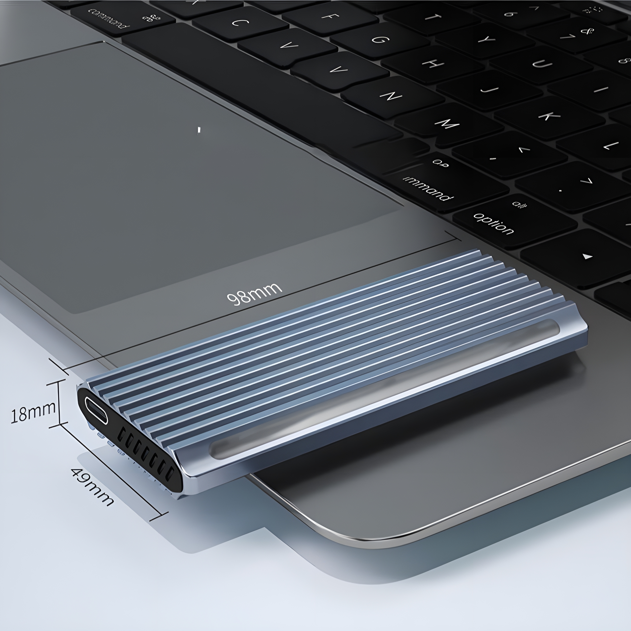 Silberne SSD auf Laptop. Abmessungen: 98 mm lang, 49 mm breit, 18 mm hoch.