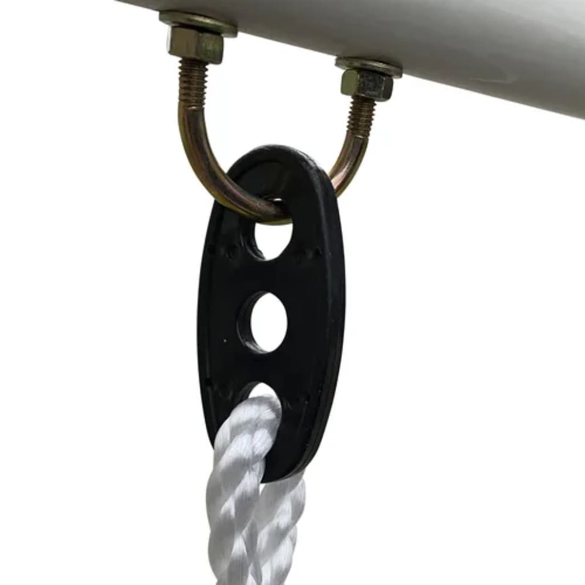 Eine schwarze und silberne Metallhalterung und ein weißes Seil sind mit einem U-Bolzen verbunden. Das Setup ist auf weißem Hintergrund.