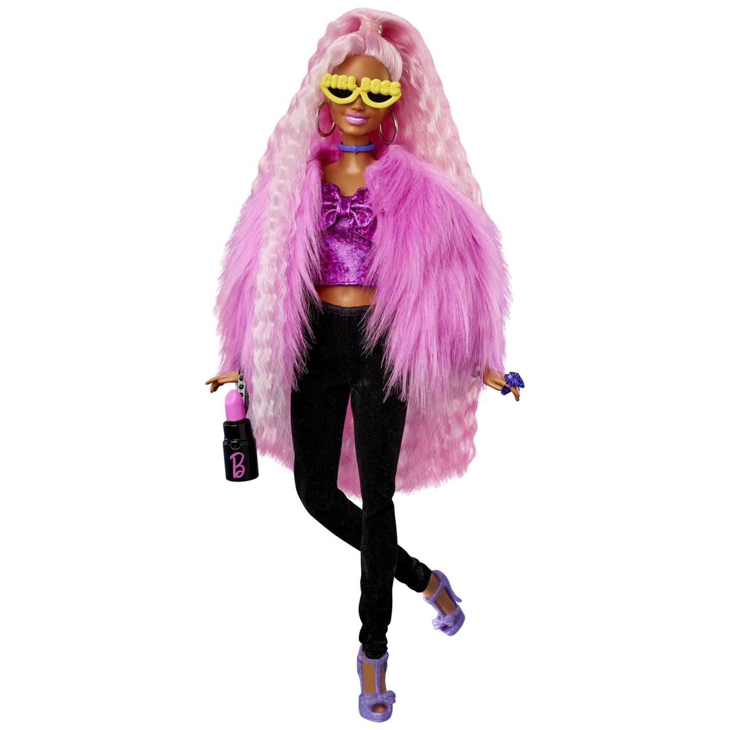 Bambola Barbie con cappotto di pelliccia rosa e occhiali da sole. Indossa pantaloni neri e tiene un rossetto.