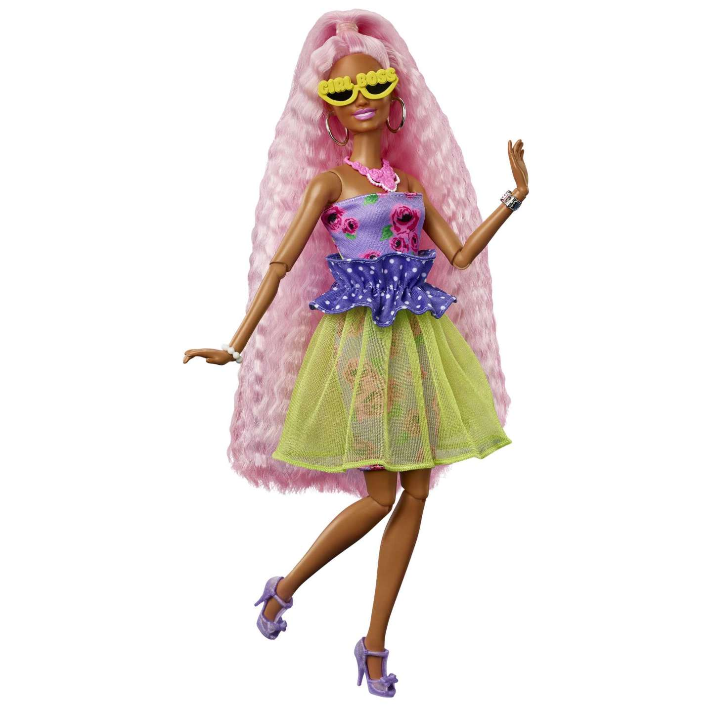 Bambola Barbie con lunghi capelli rosa, outfit colorato e occhiali da sole.