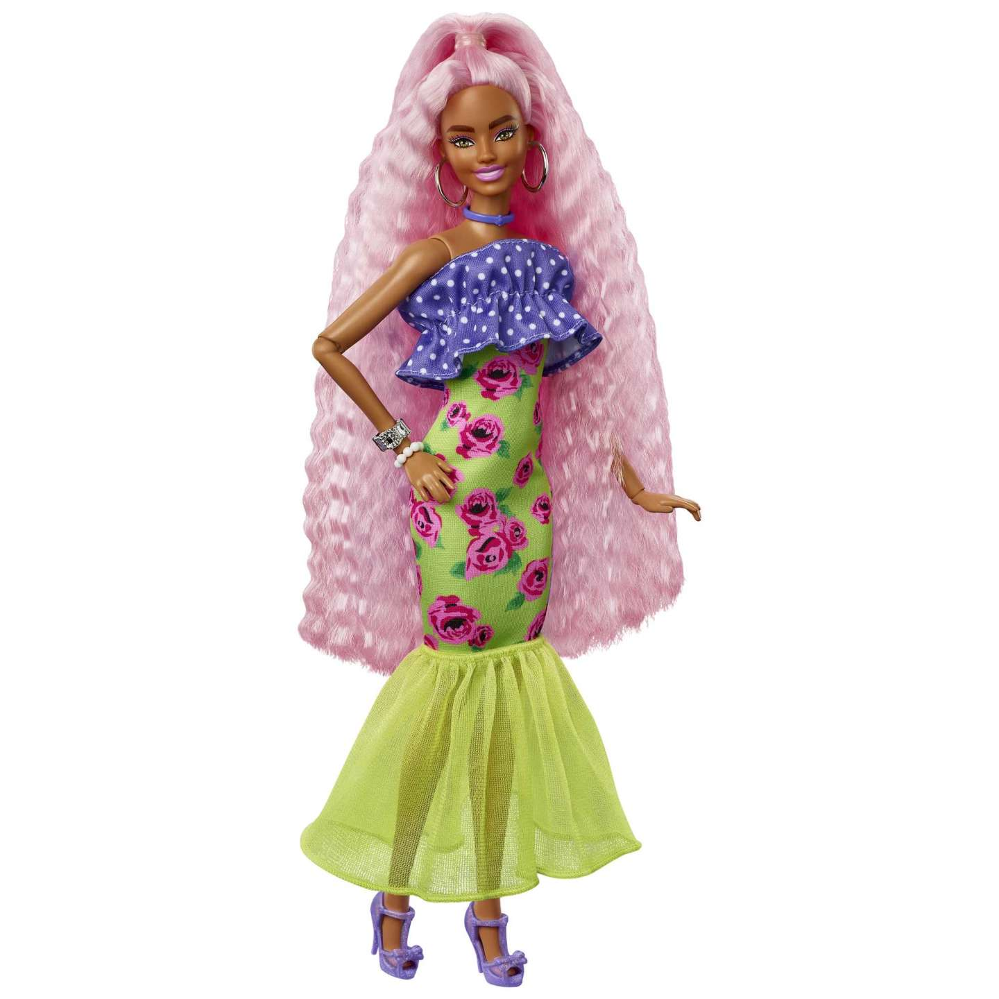Bambola Barbie con lunghi capelli rosa, vestito verde e viola e scarpe viola.