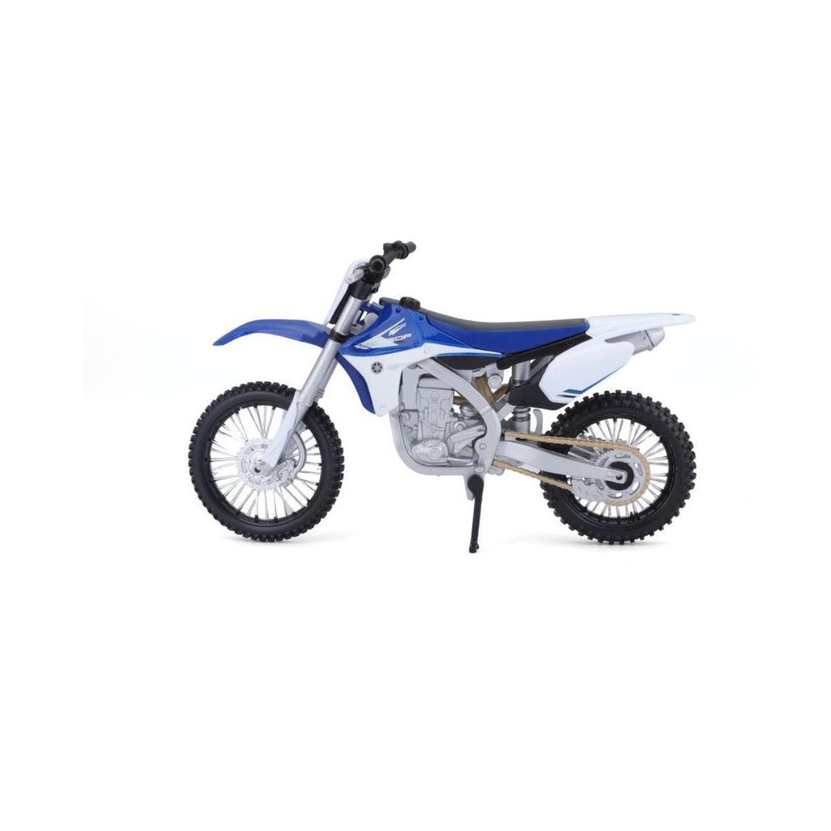 Blaues und weißes Yamaha-Motorrad auf weißem Hintergrund.