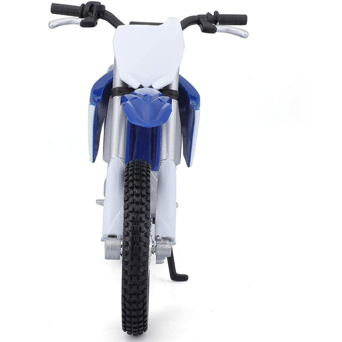 Ein blaues und weißes Spielzeugmotorrad. Die Ansicht ist von vorne.