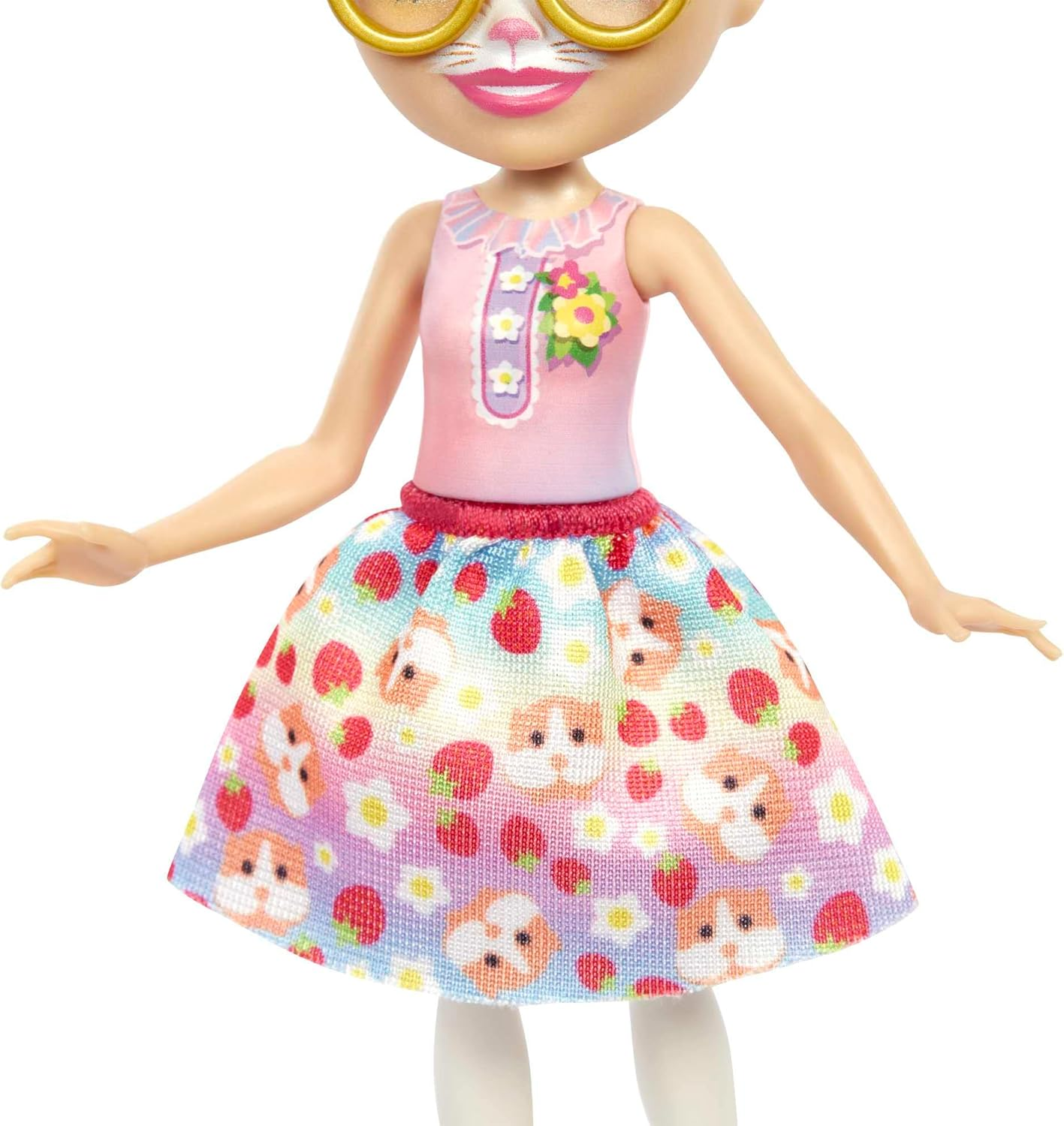 Lalka z kocią twarzą, w różowym topie i spódnicy z truskawkami i szczeniętami.