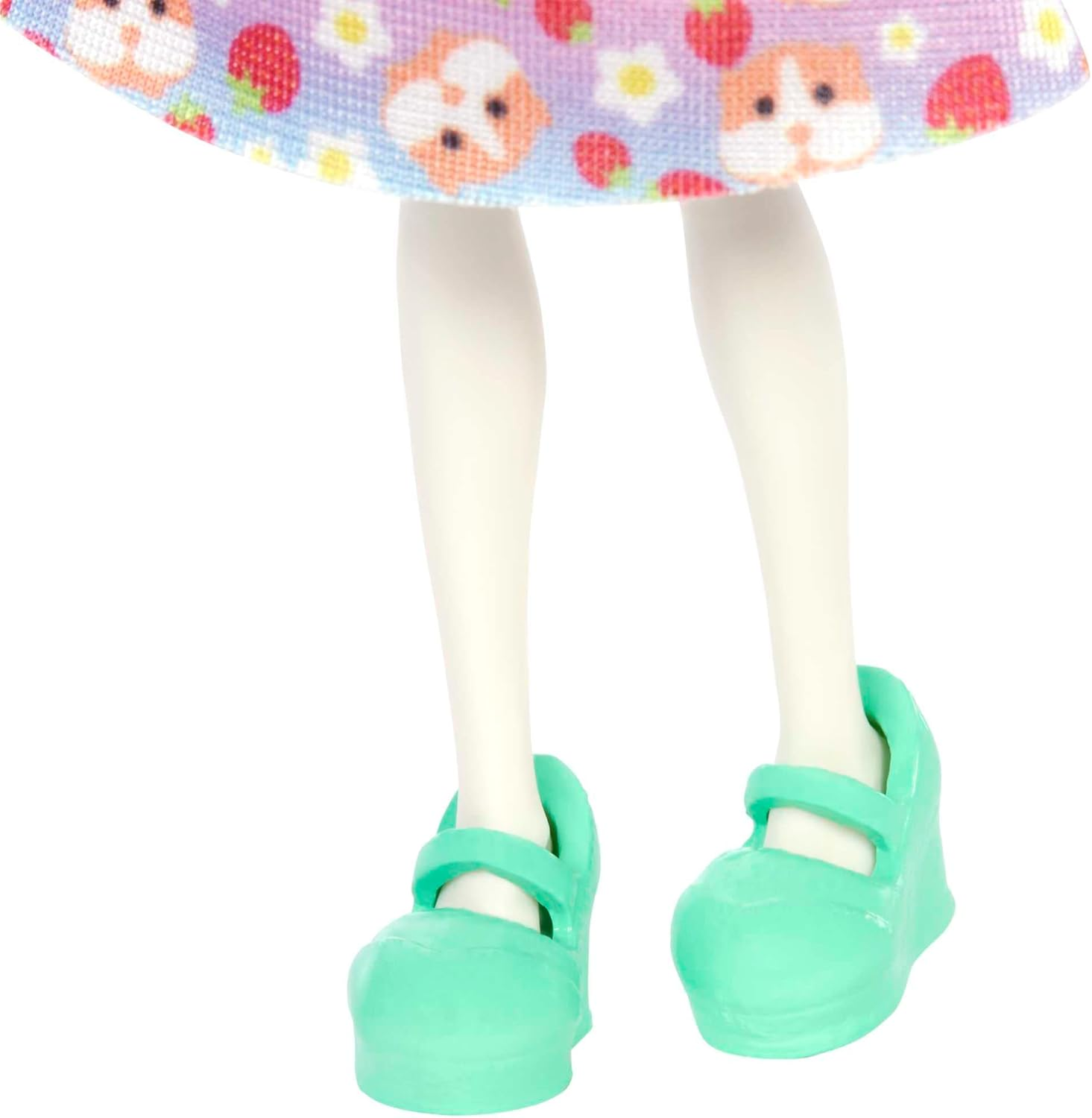 Nogi i stopy lalki, w krótkiej spódniczce i miętowych butach na platformie.