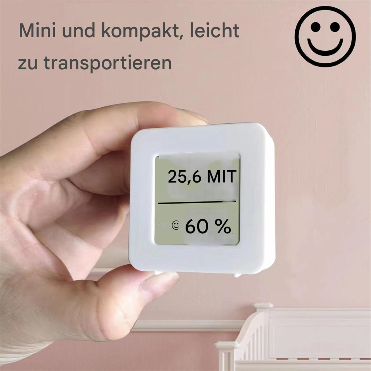 Hand hält weißes digitales Gerät, zeigt 25,6 MIT und 60% auf rosa Hintergrund.