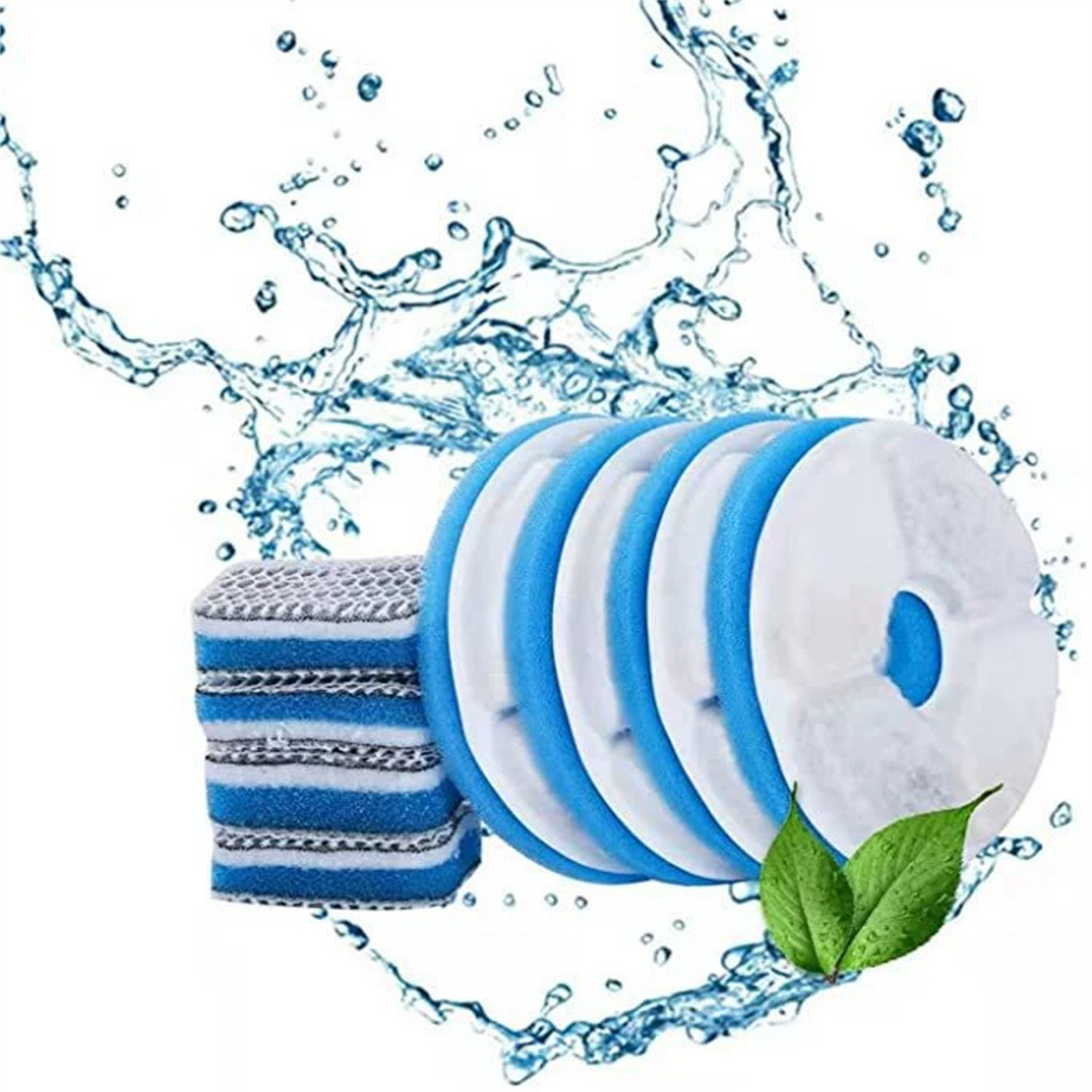 Blau-weiße Reinigungspads und Schwämme mit Wasserspritzern im Hintergrund.