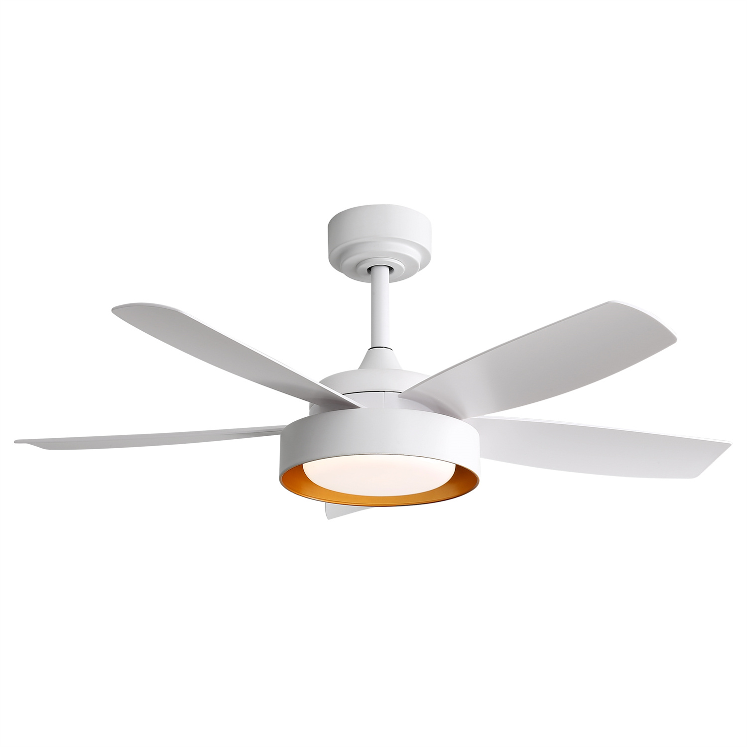 Ein weißer Deckenventilator mit fünf Flügeln, mit goldfarbenen Akzenten.