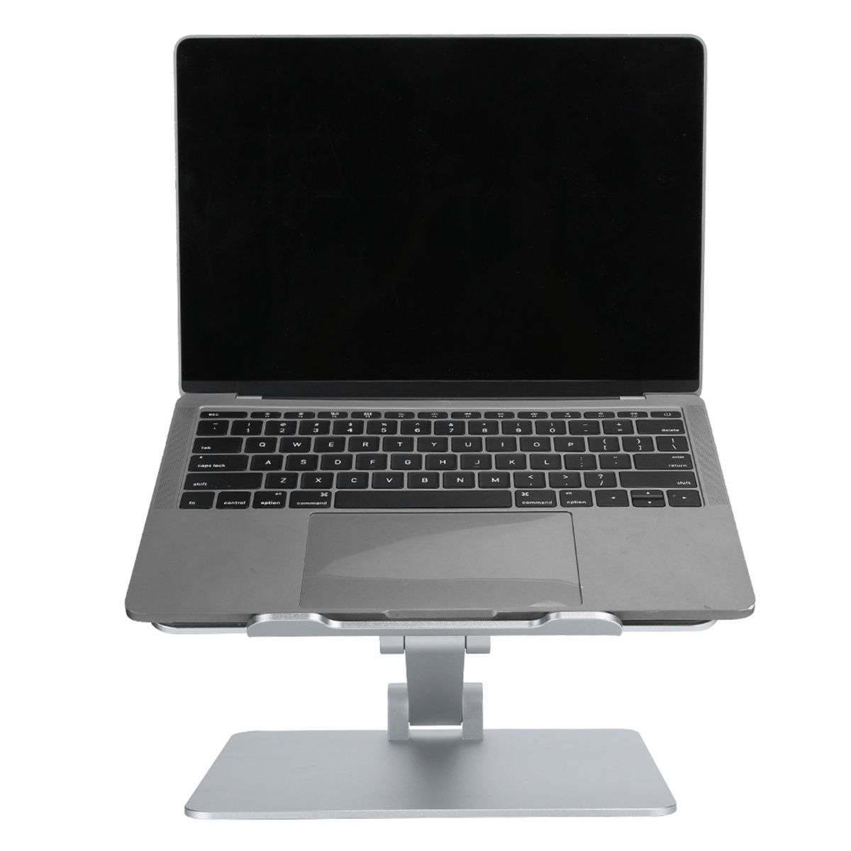 Silberner Laptop auf einem silbernen Ständer, mit schwarzem Bildschirm, auf weißem Hintergrund, geöffnet und zugewandt.