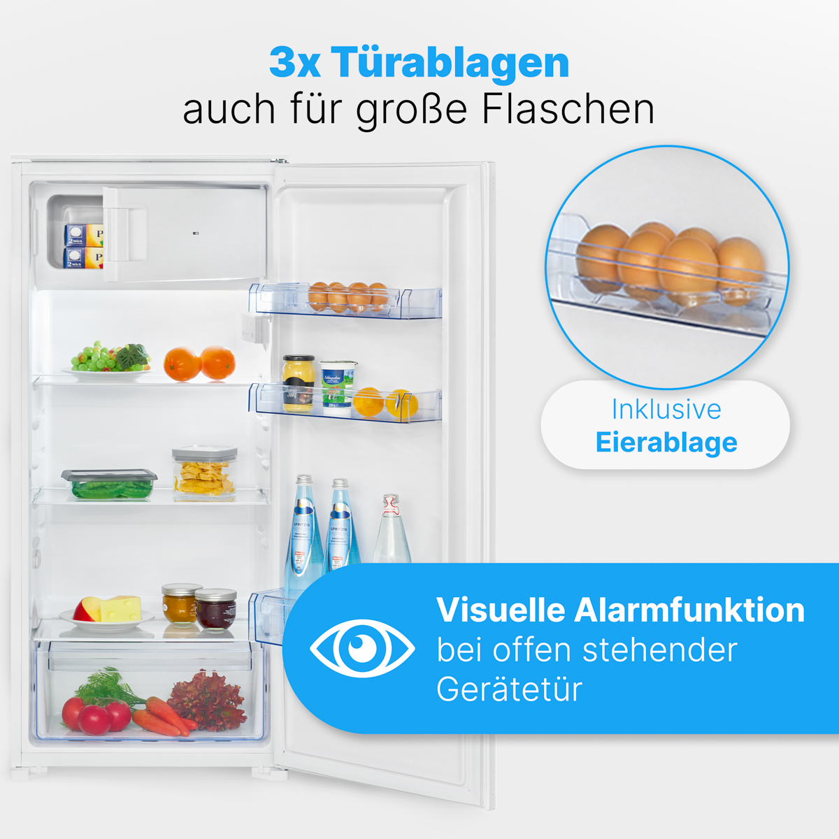 Ein weißer Kühlschrank mit offener Tür. Im Inneren befinden sich Regale, Schubladen und Lebensmittel. Eierablage ist abgebildet.