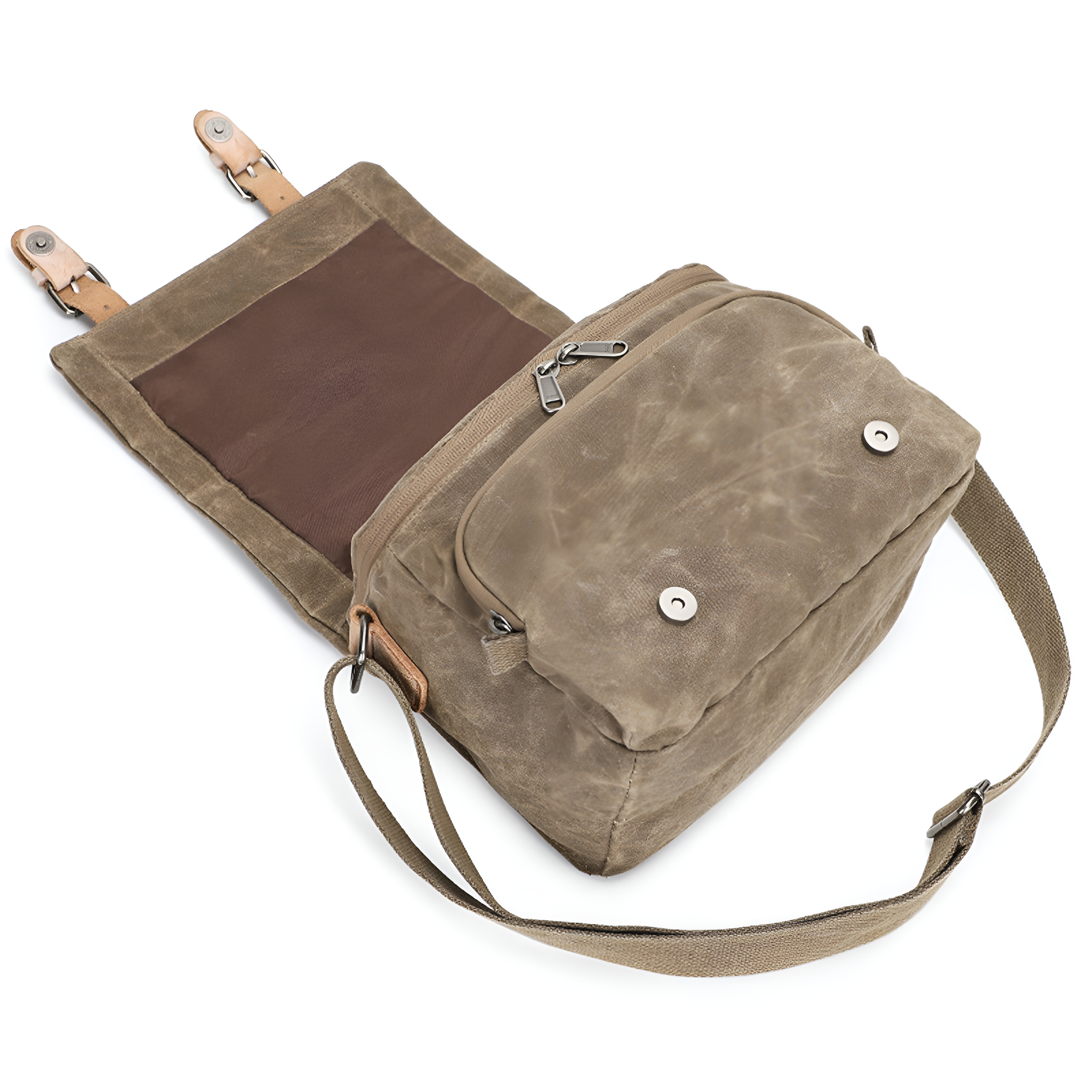 Khaki-farbene Canvas-Tasche, offen mit braunem Innenraum. Lederriemen und Metallverschlüsse sichtbar.