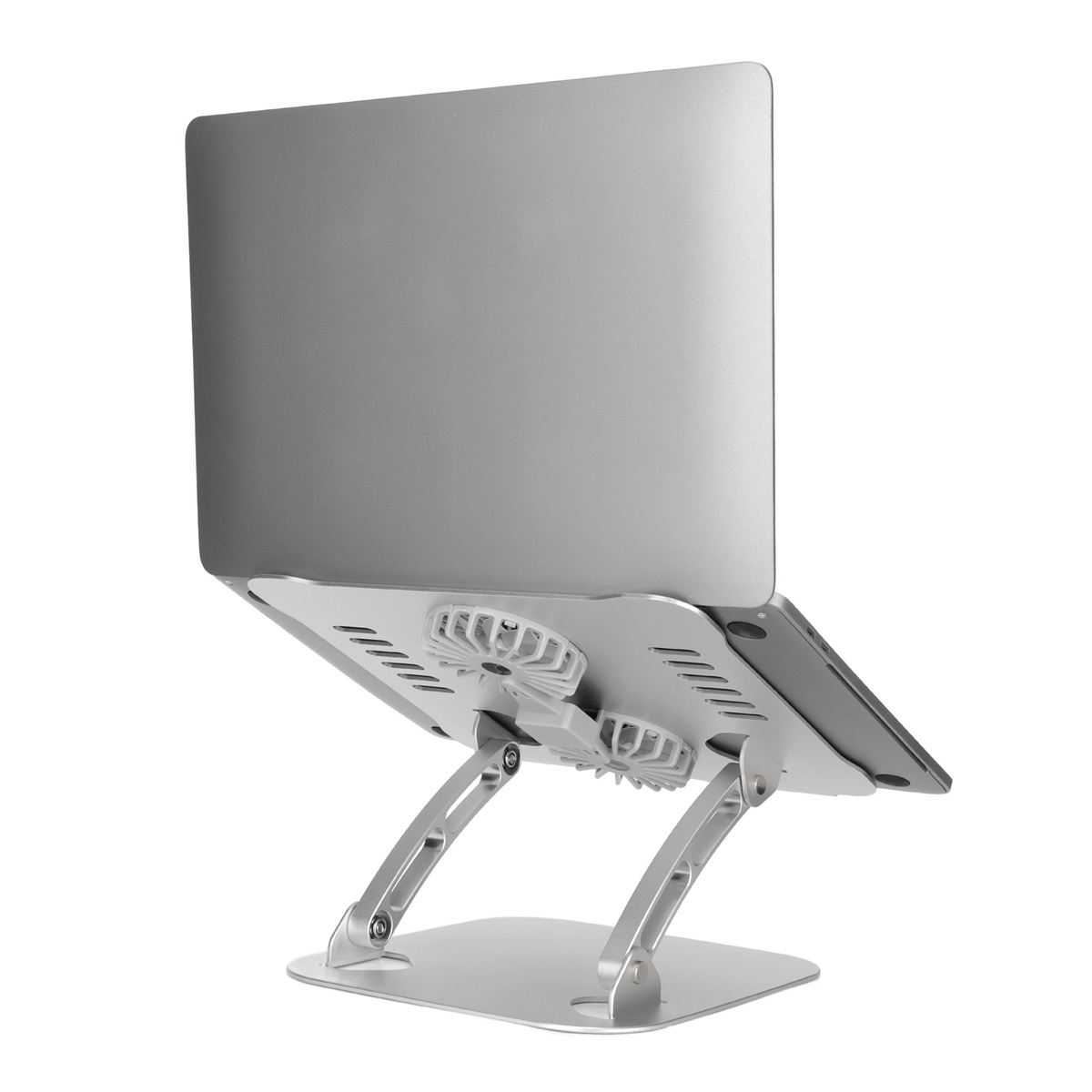 Laptop auf einem silbernen Ständer mit Lüftern. Der Laptop ist geöffnet.