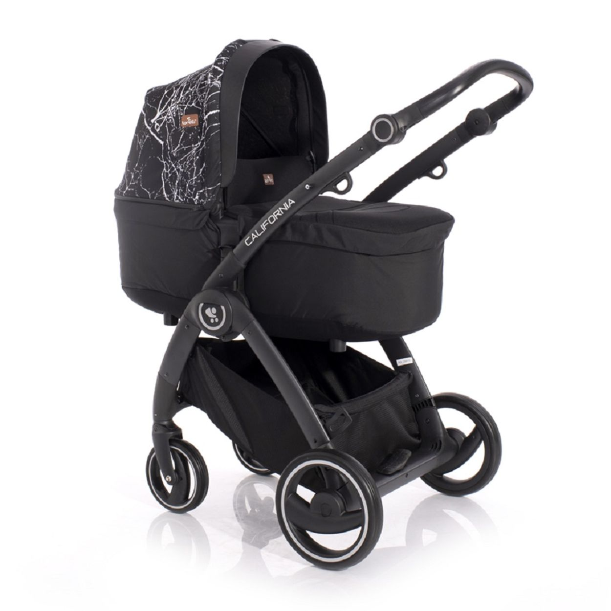 Schwarz-weißer Kinderwagen. Er hat einen schwarzen Rahmen, Räder und ein gemustertes Verdeck.