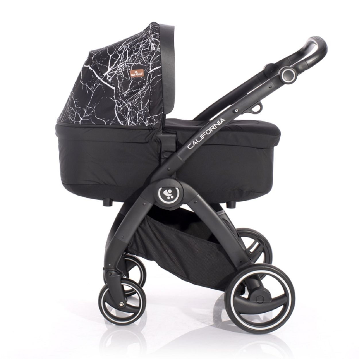 Schwarzer Kinderwagen mit gemustertem Verdeck. Er hat ein schwarzes Gestell und weiße Räder, auf weißem Hintergrund.