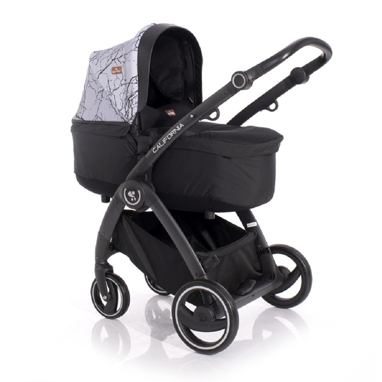 Schwarzer und grauer Kinderwagen mit gemusterter Haube, vier Rädern und einem Ablagekorb.