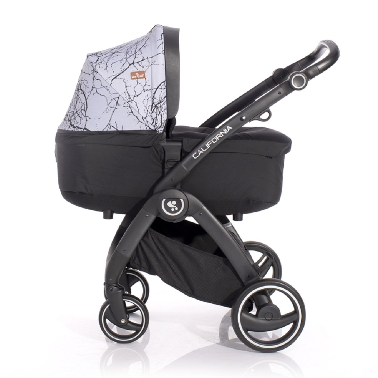 Ein schwarzer Kinderwagen mit grauem Verdeck, schwarzem Rahmen und Rädern, auf weißem Hintergrund.