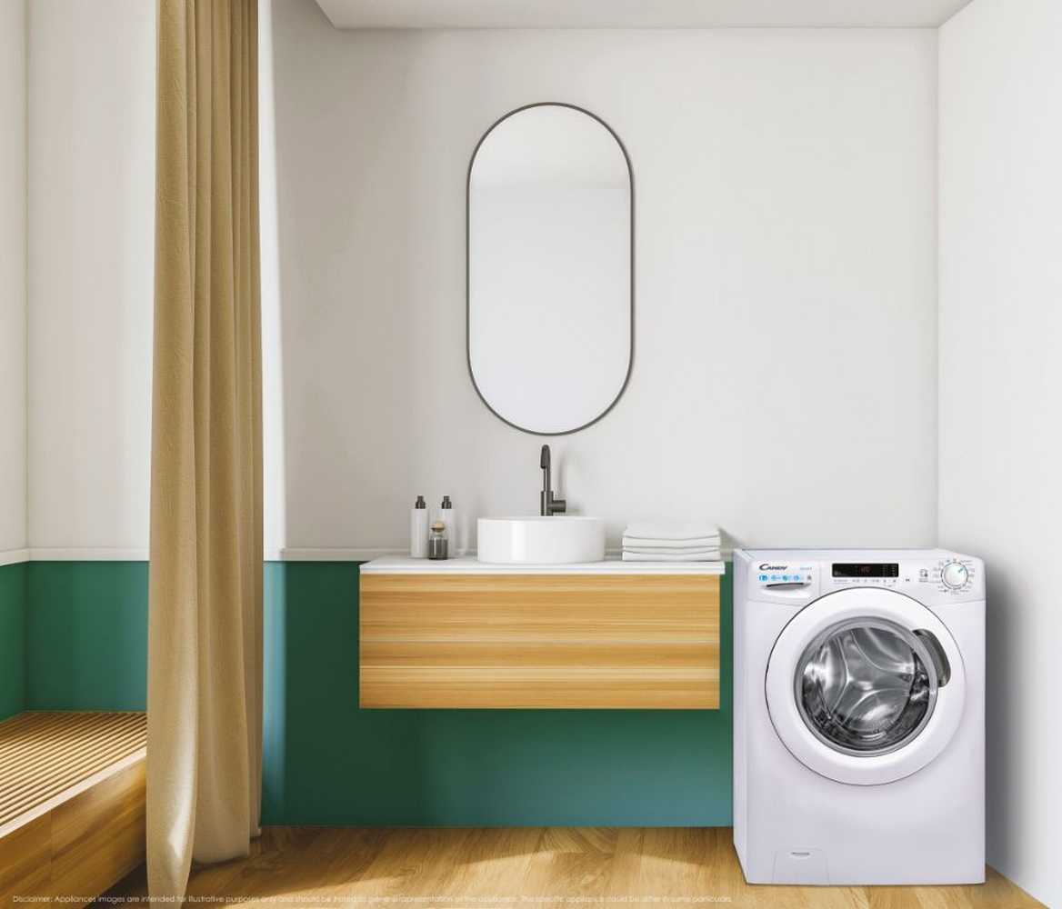 Interno bagno con lavatrice e lavandino. Pareti verdi e bianche, mobile in legno.