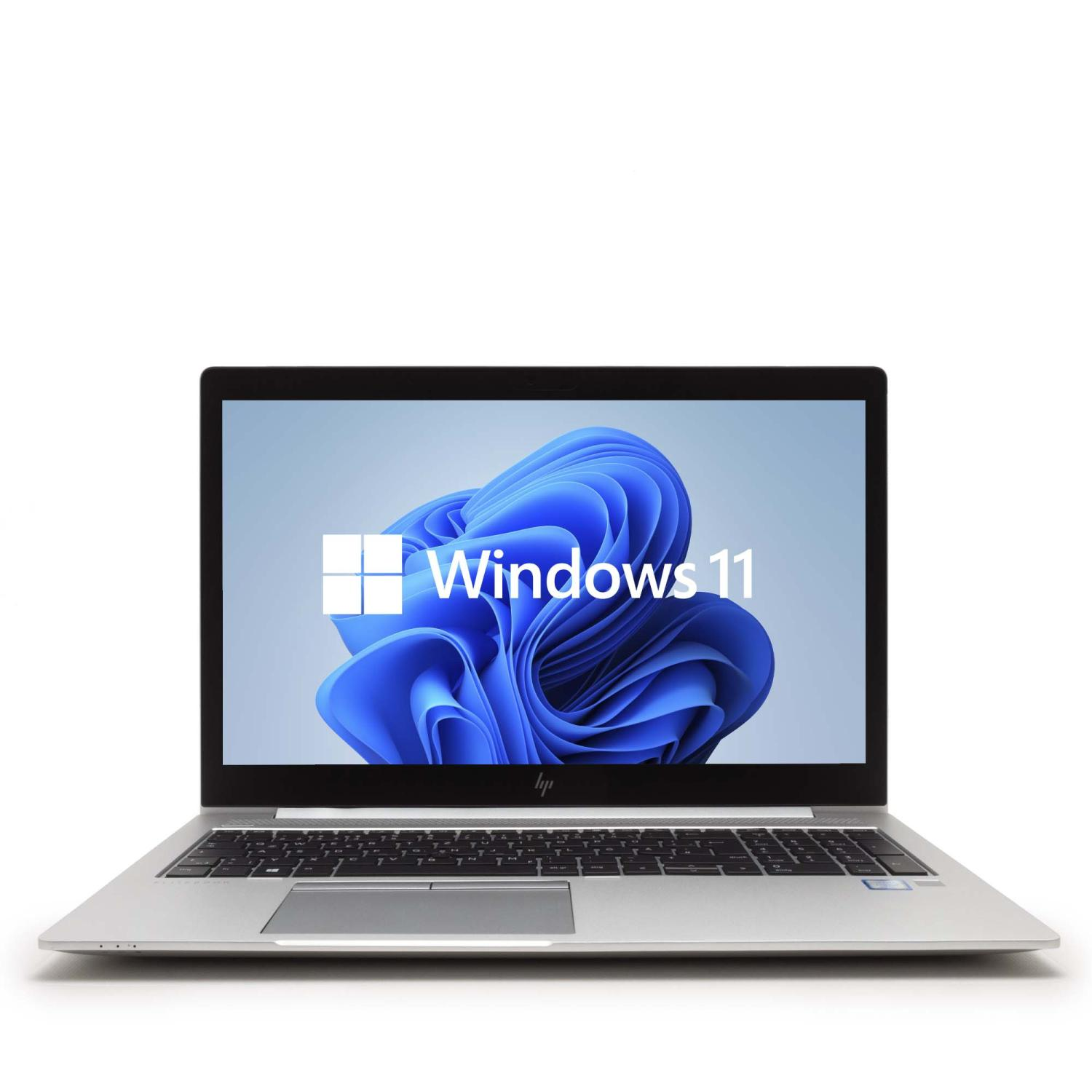 Silberner Laptop mit dem Windows 11 Logo auf dem Bildschirm. Weißer Hintergrund.
