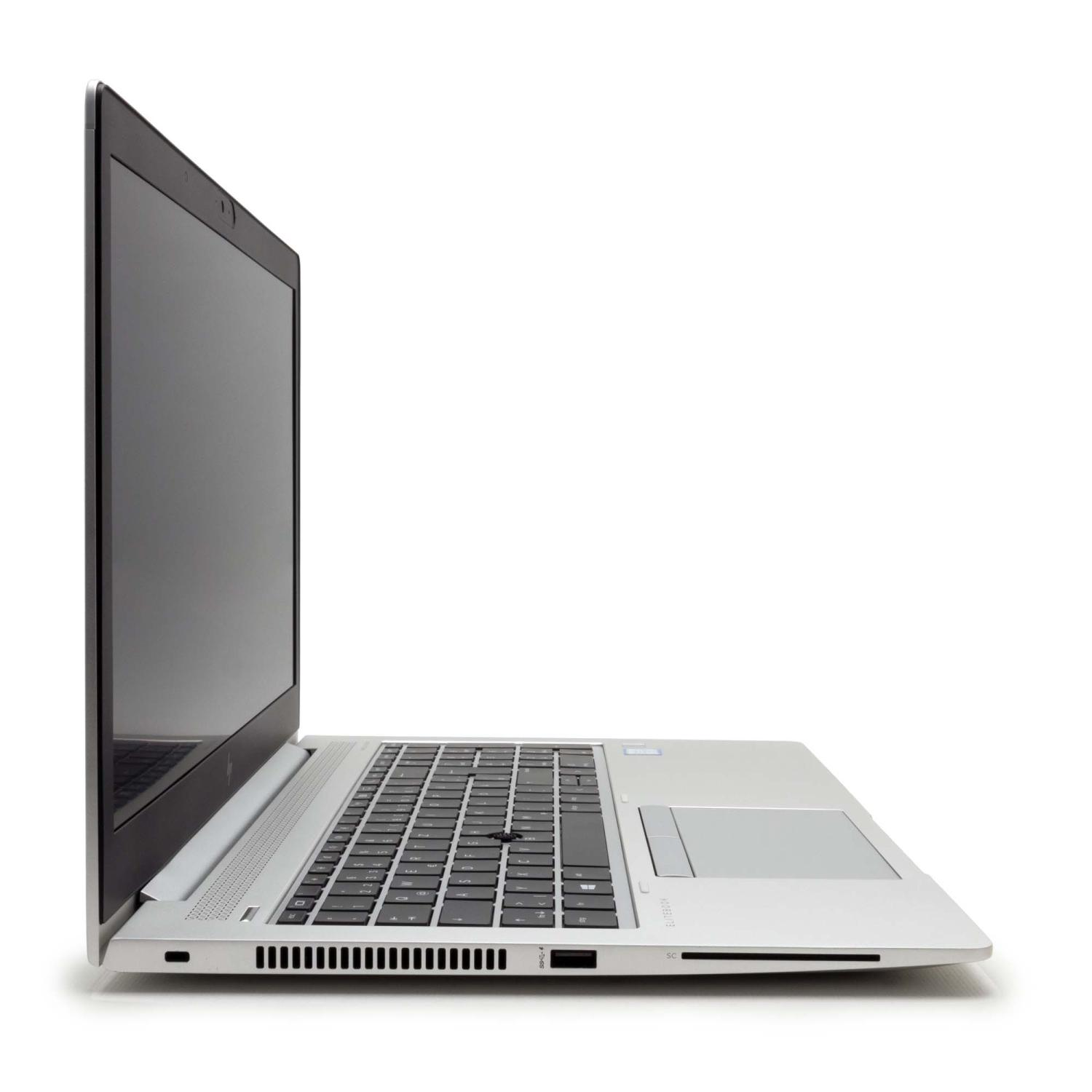 Seitenansicht eines silbernen Laptops. Der Bildschirm ist geöffnet, und die Tastatur und das Touchpad sind sichtbar.