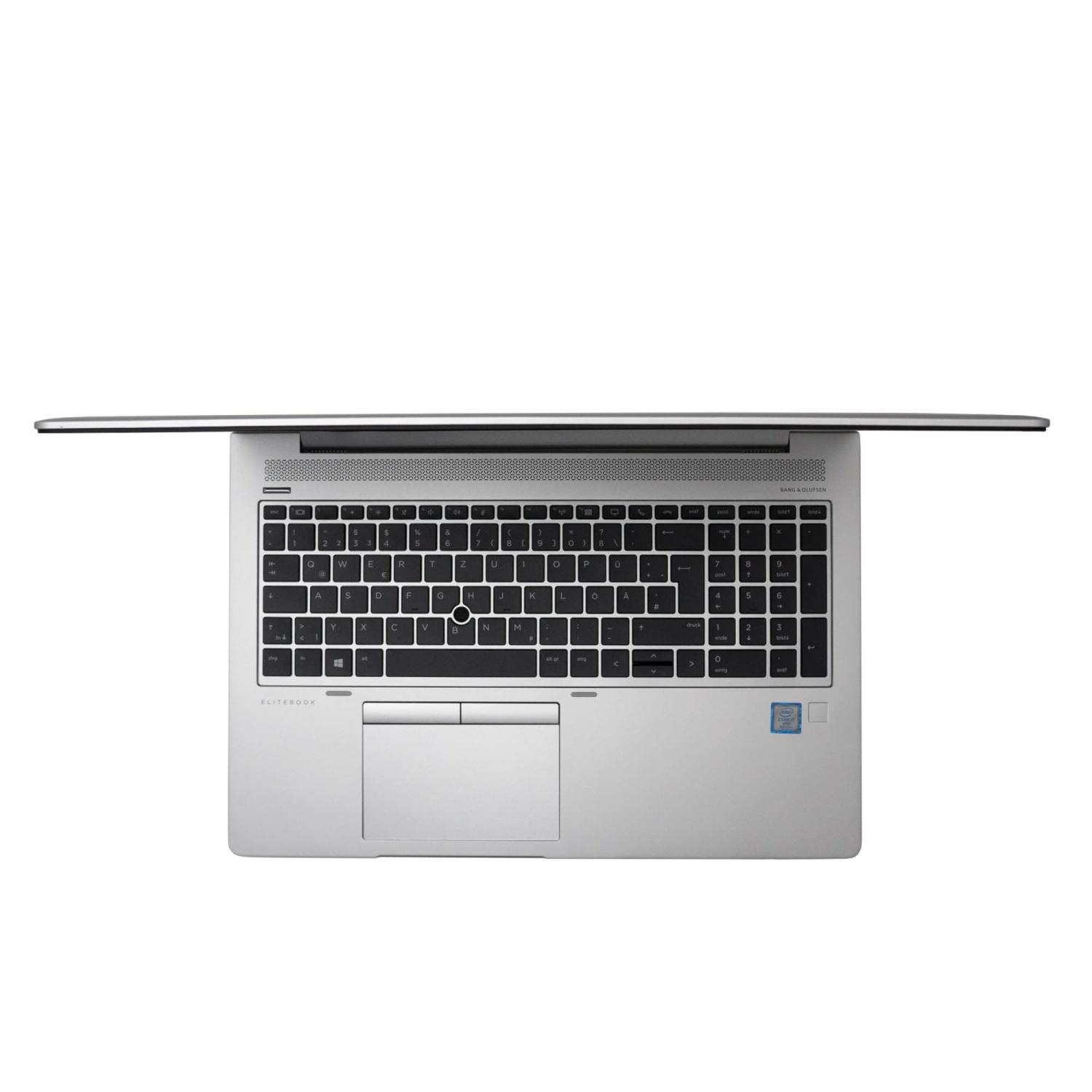 Ein geöffnetes Laptop, mit Tastatur und Touchpad, der Bildschirm oben geöffnet.