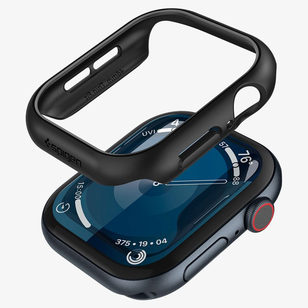 Czarna obudowa zegarka ze smartwatchem w środku. Zegarek jest czarny i ma czerwony przycisk. Białe tło.