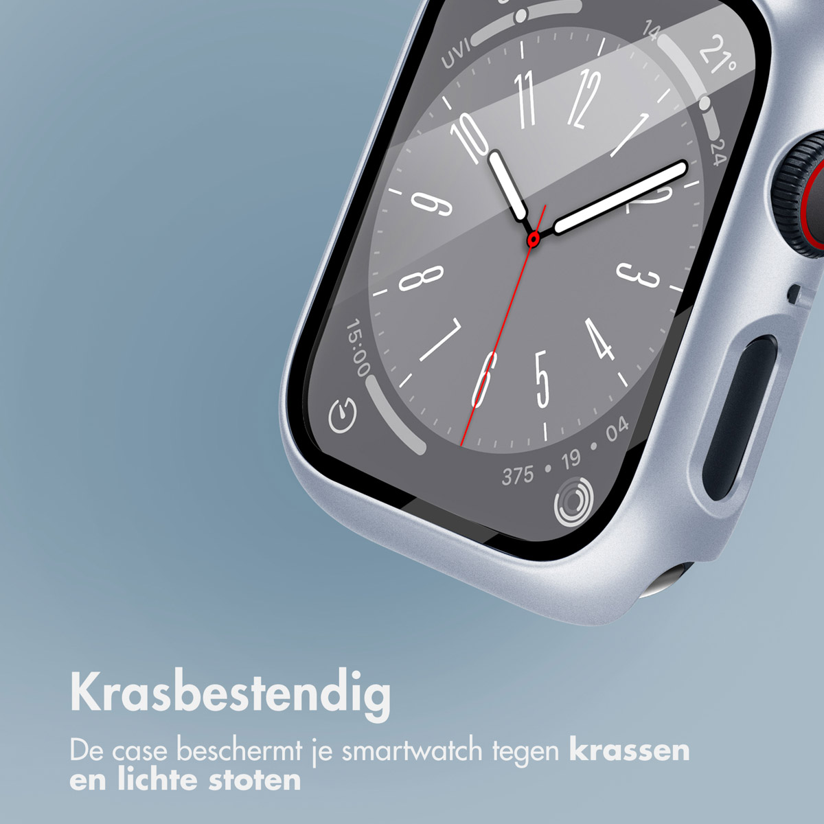 Smartwatch with a silver case on a blue background. The screen displays the time. Text in Dutch.