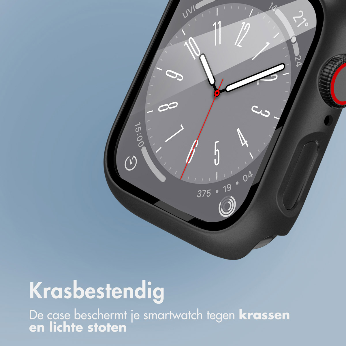 Smartwatch with a black case on a blue background. The screen is displaying the time. Text in Dutch.