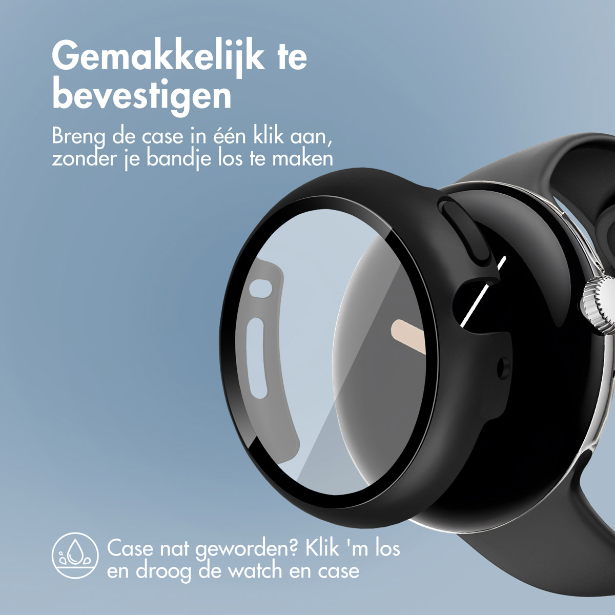 Een zwarte Apple Watch-hoes wordt aan het horloge bevestigd. De hoes is transparant.