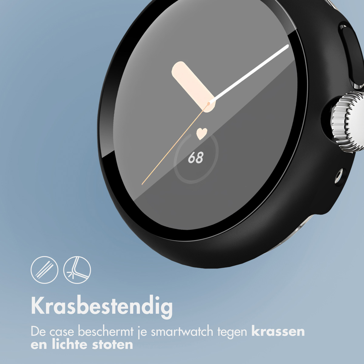 Close-up van een zwarte smartwatch met een zwarte beschermhoes. Het scherm toont de tijd en een hart.