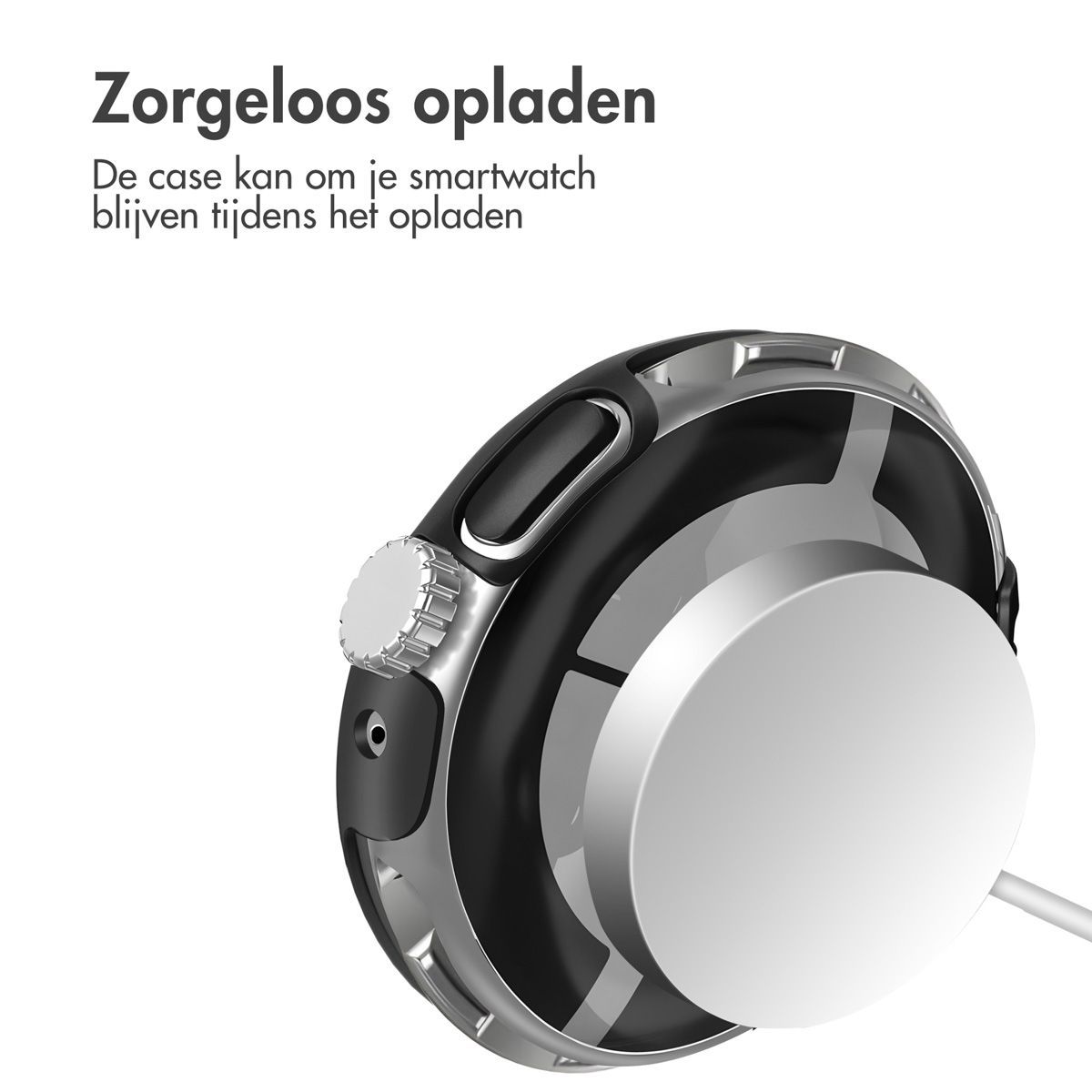 Een smartwatch op een oplaadpad. Het horloge is zwart en zilver.