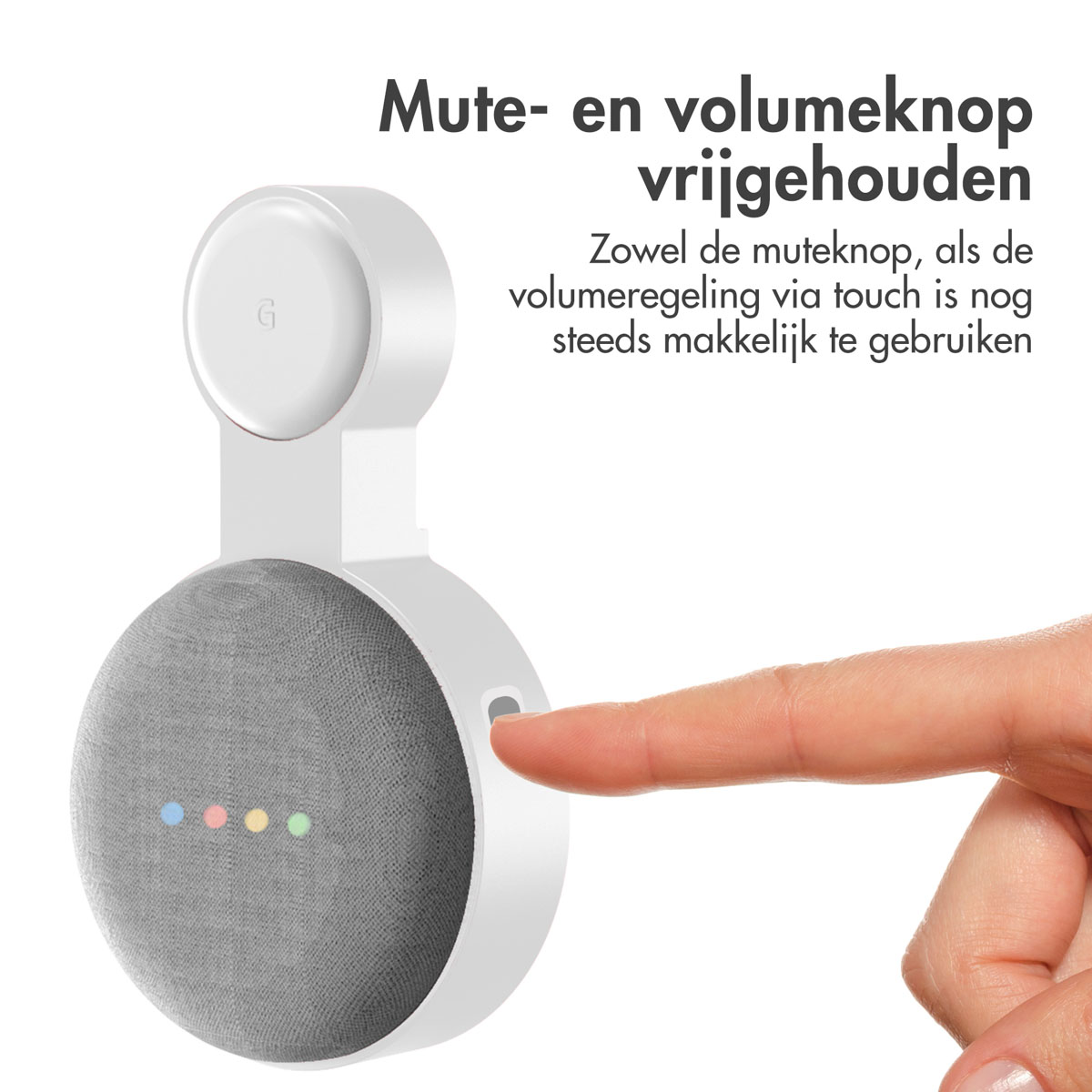 Witte Google Home Mini met vinger die naar een knop wijst. Witte achtergrond.