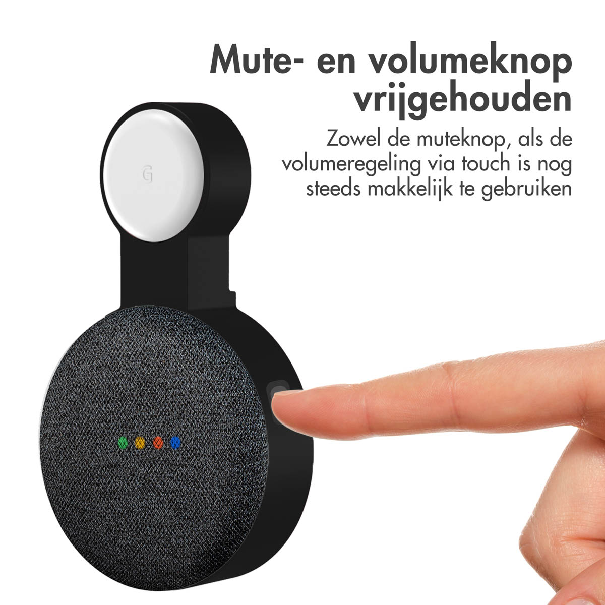 Een Google Nest Mini-luidspreker met een vinger die de aan/uit-knop aanraakt.